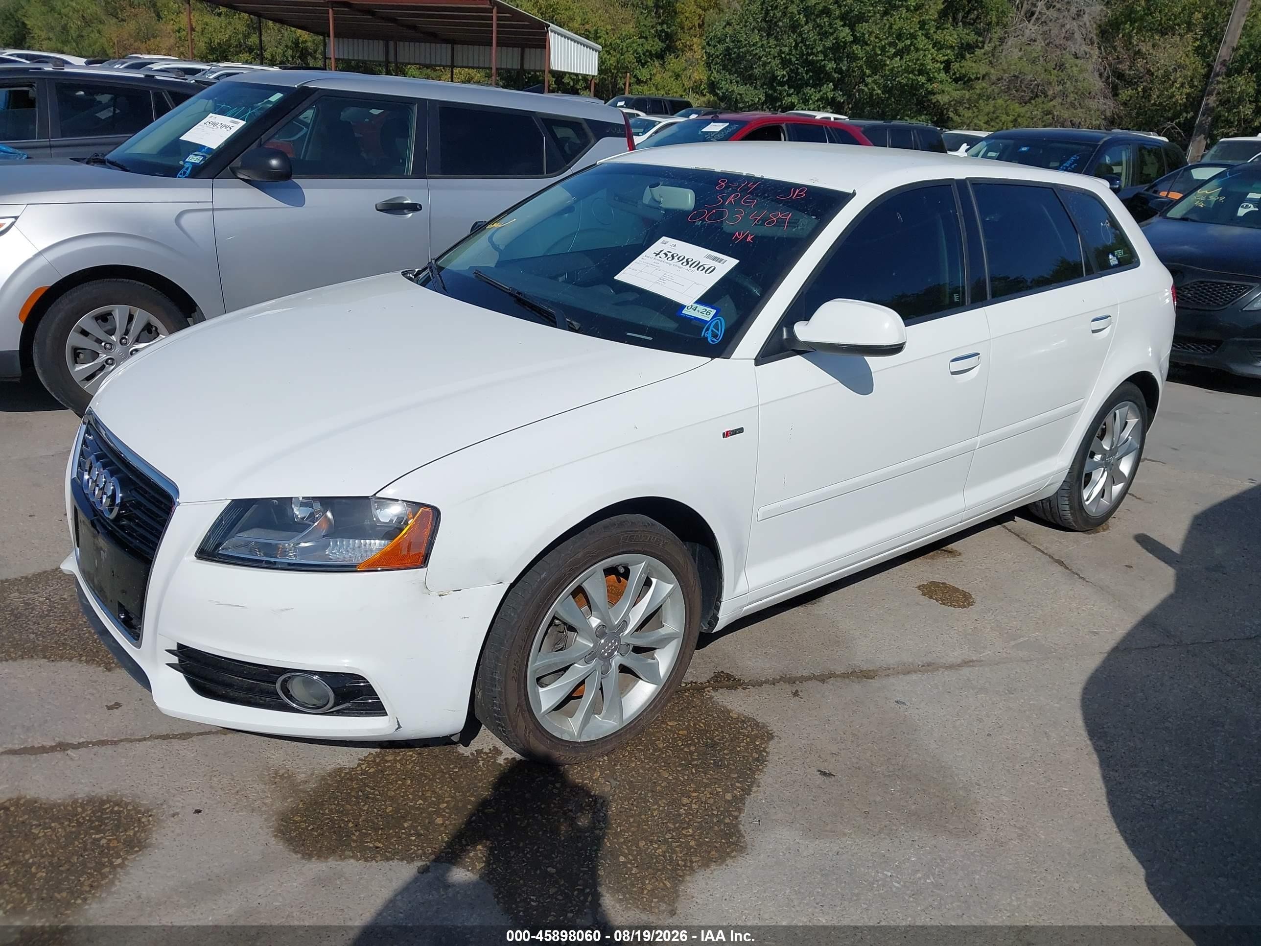 2013 Audi A3 2.0t Premium Белый vin: WAUBEAFM6DA003489