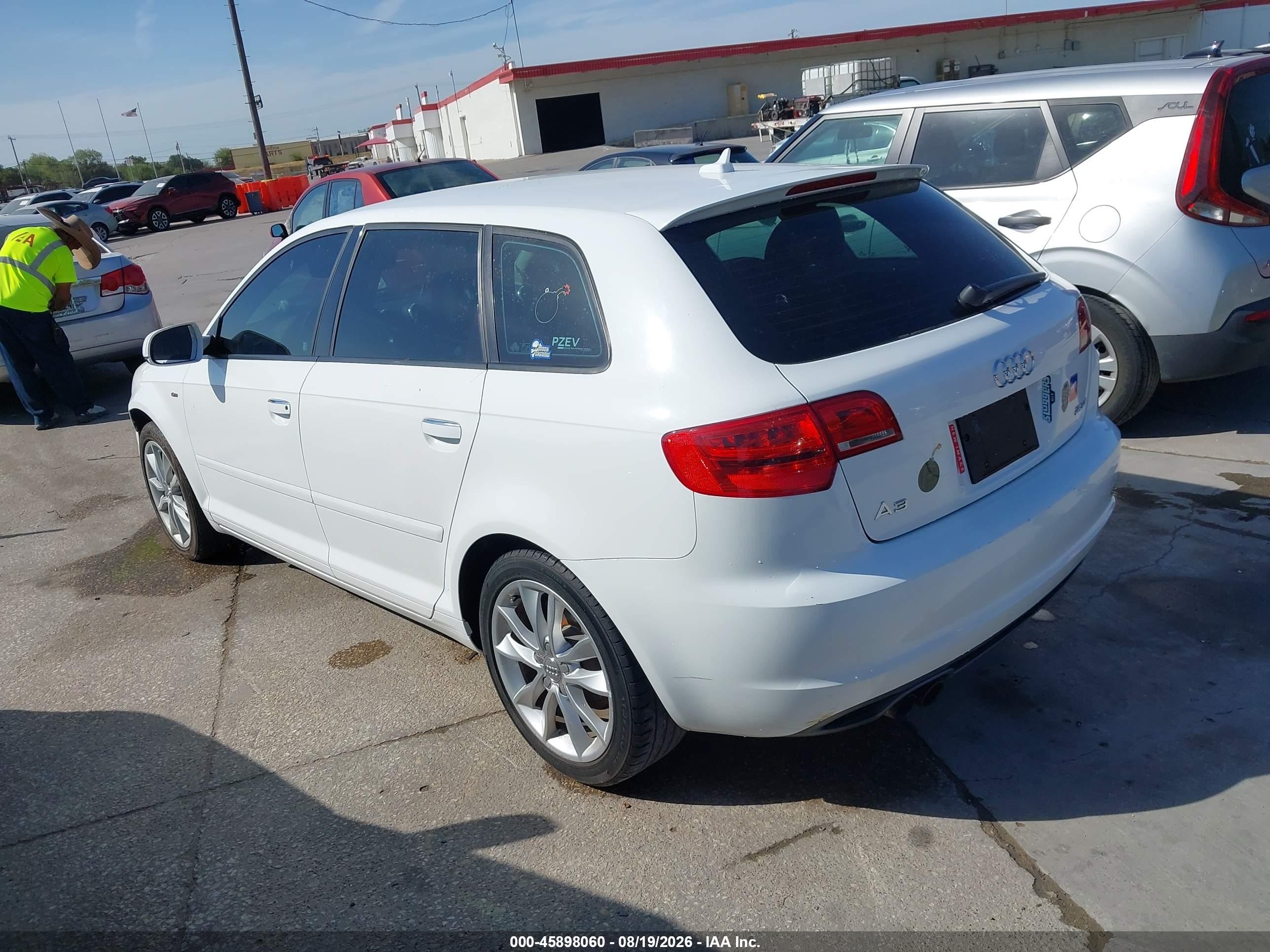 2013 Audi A3 2.0t Premium Белый vin: WAUBEAFM6DA003489