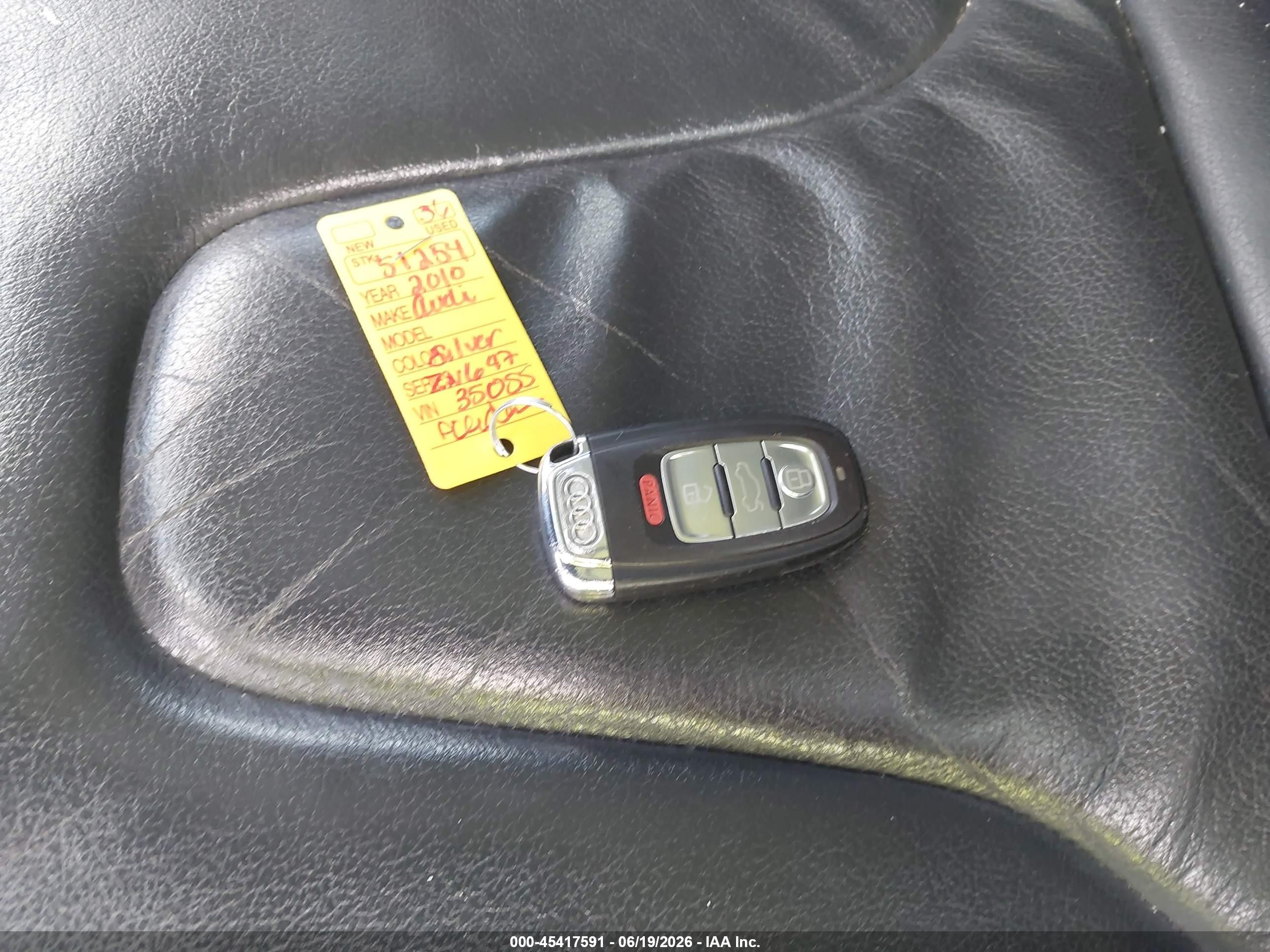 2010 Audi A4 2.0t Premium Серебряный vin: WAUBFAFL0AN035055