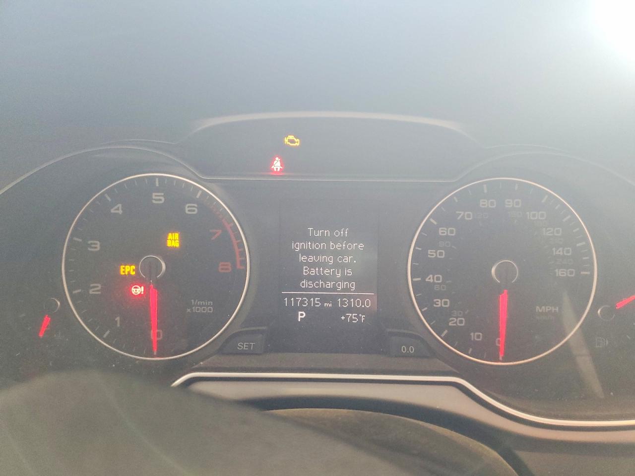 2014 Audi A4 Premium Серебряный vin: WAUBFAFL0EN031495