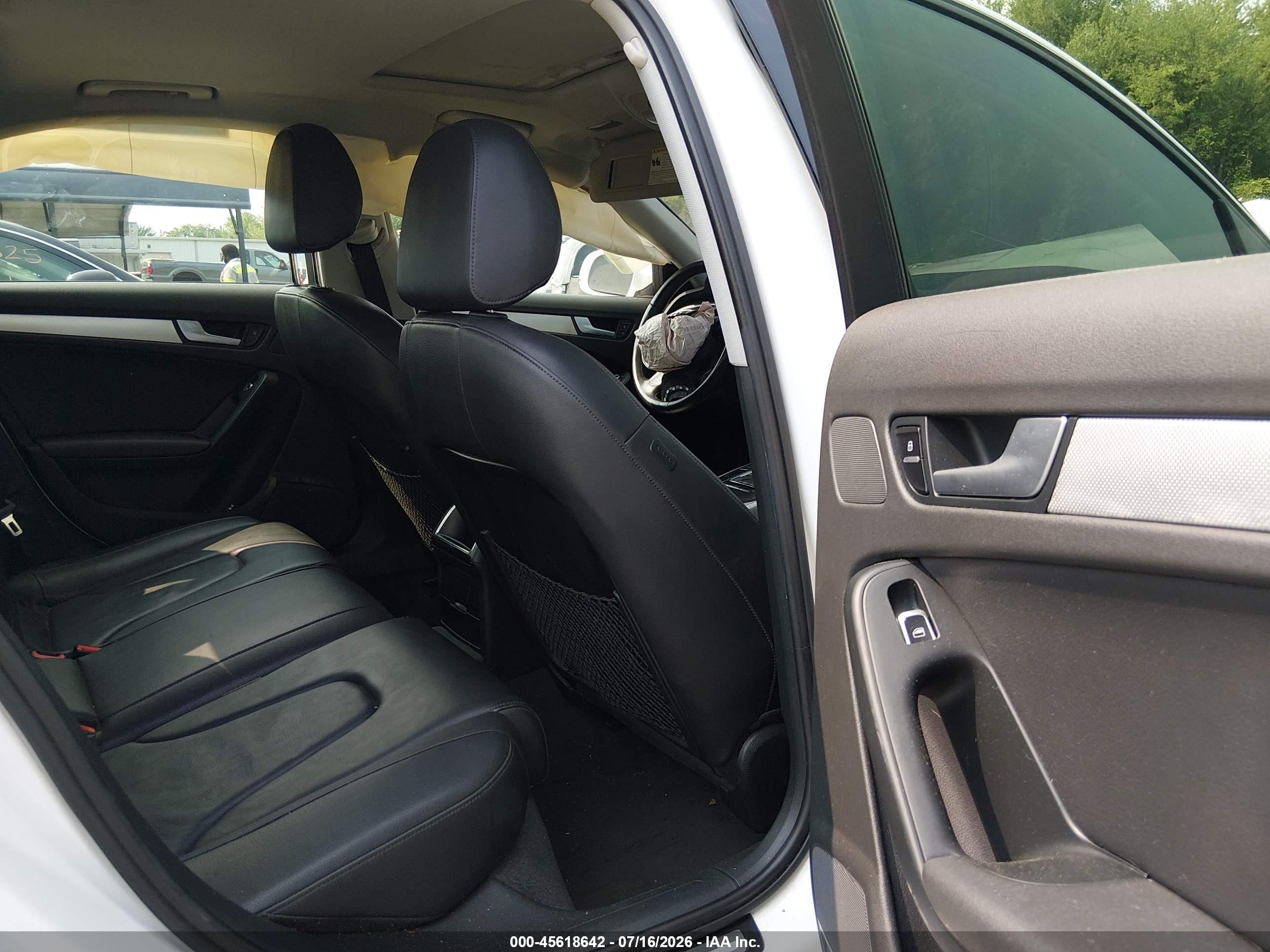 2014 Audi A4 2.0t Premium Белый vin: WAUBFAFL0EN043811