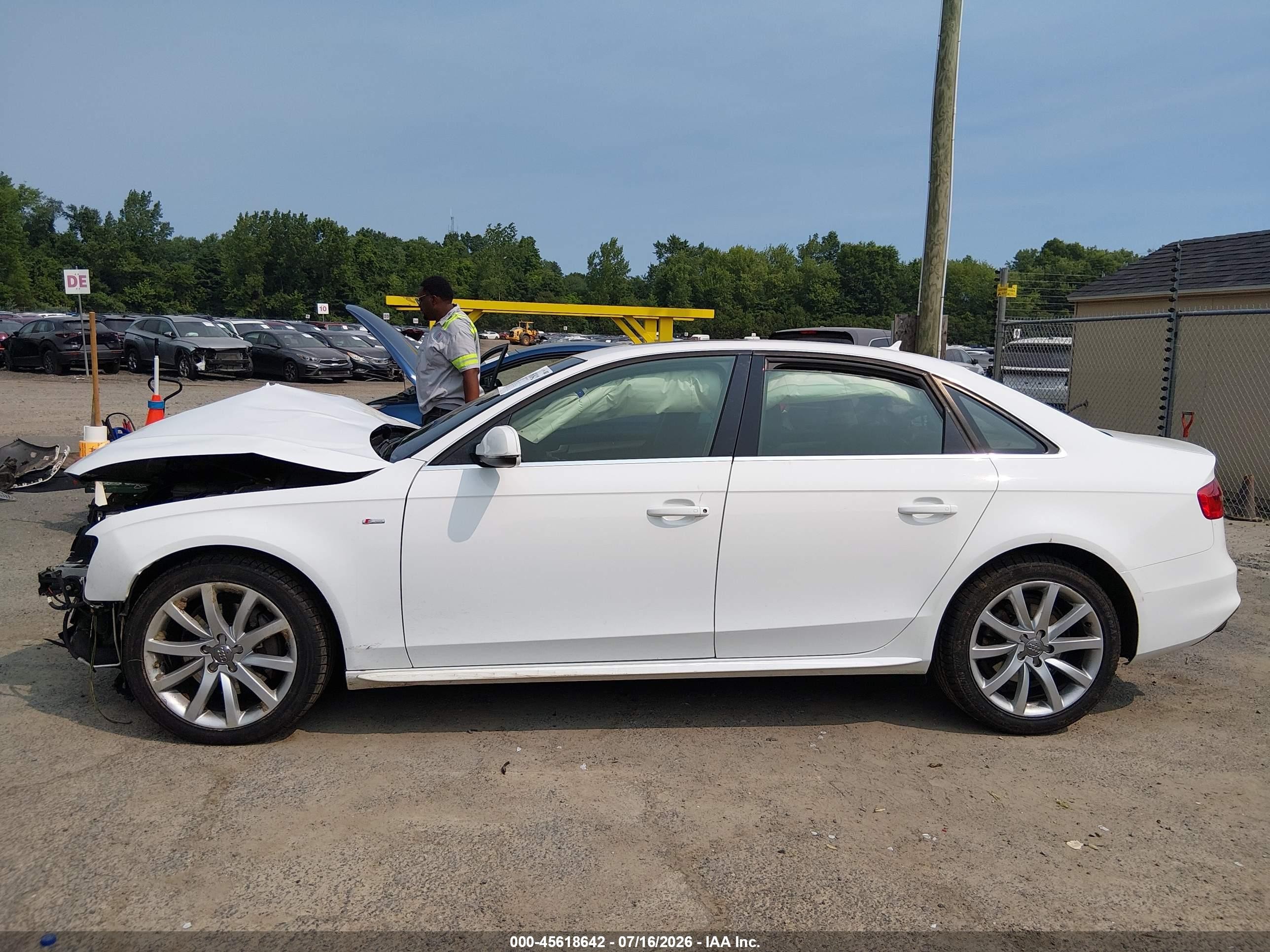 2014 Audi A4 2.0t Premium Белый vin: WAUBFAFL0EN043811
