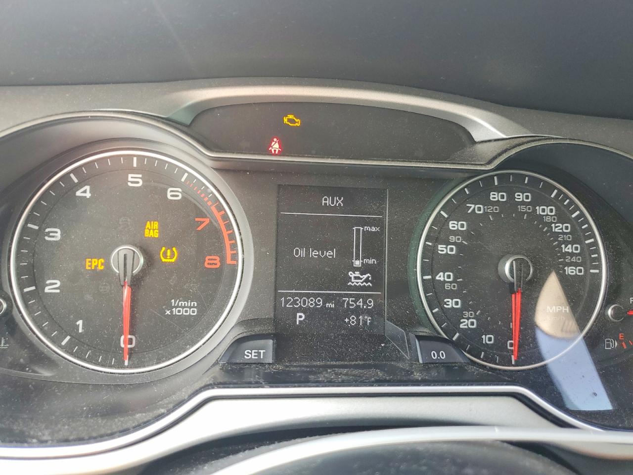 2015 Audi A4 Premium Серебряный vin: WAUBFAFL0FN044314