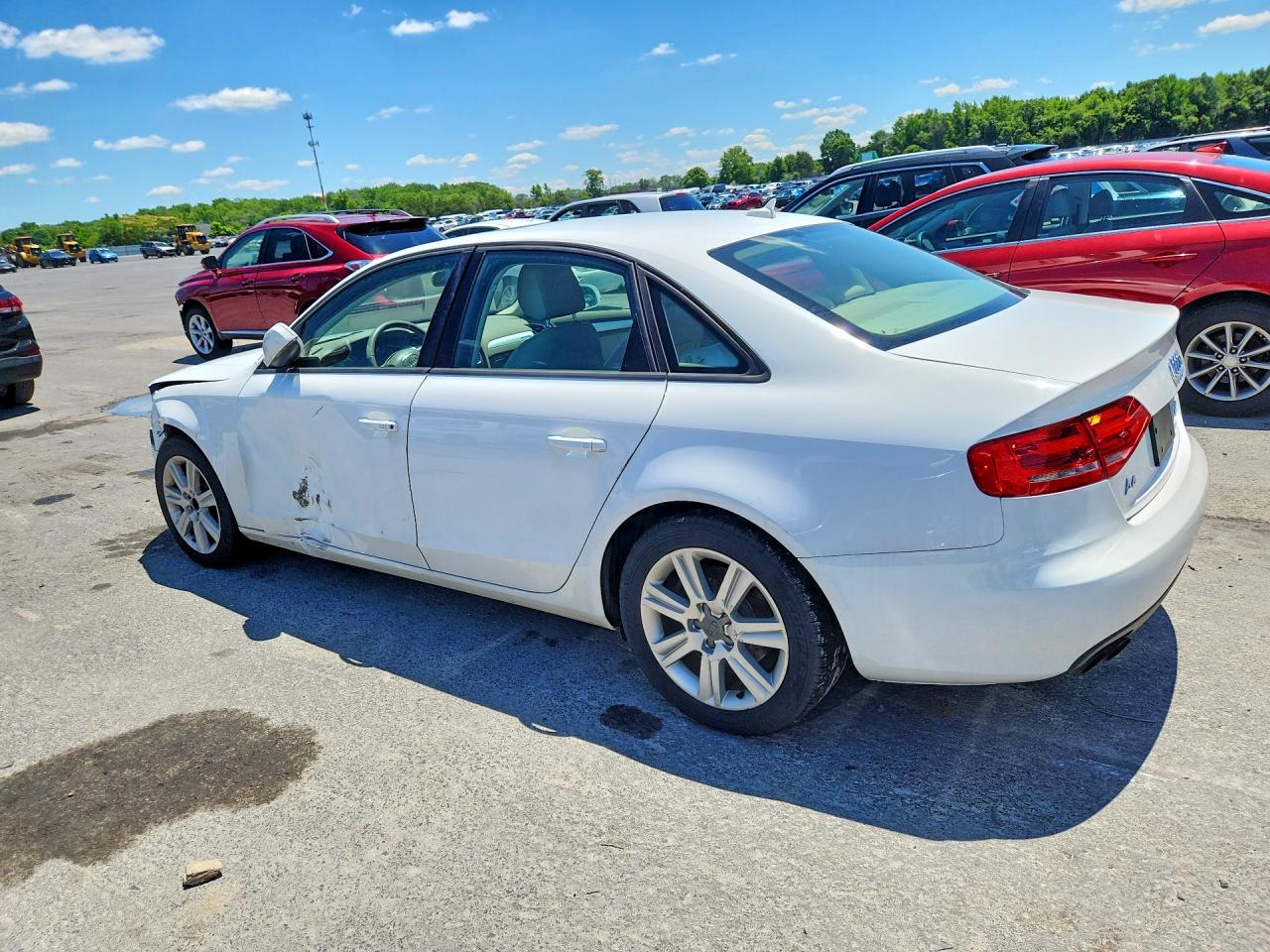 2010 Audi A4 Premium Белый vin: WAUBFAFL2AN055629