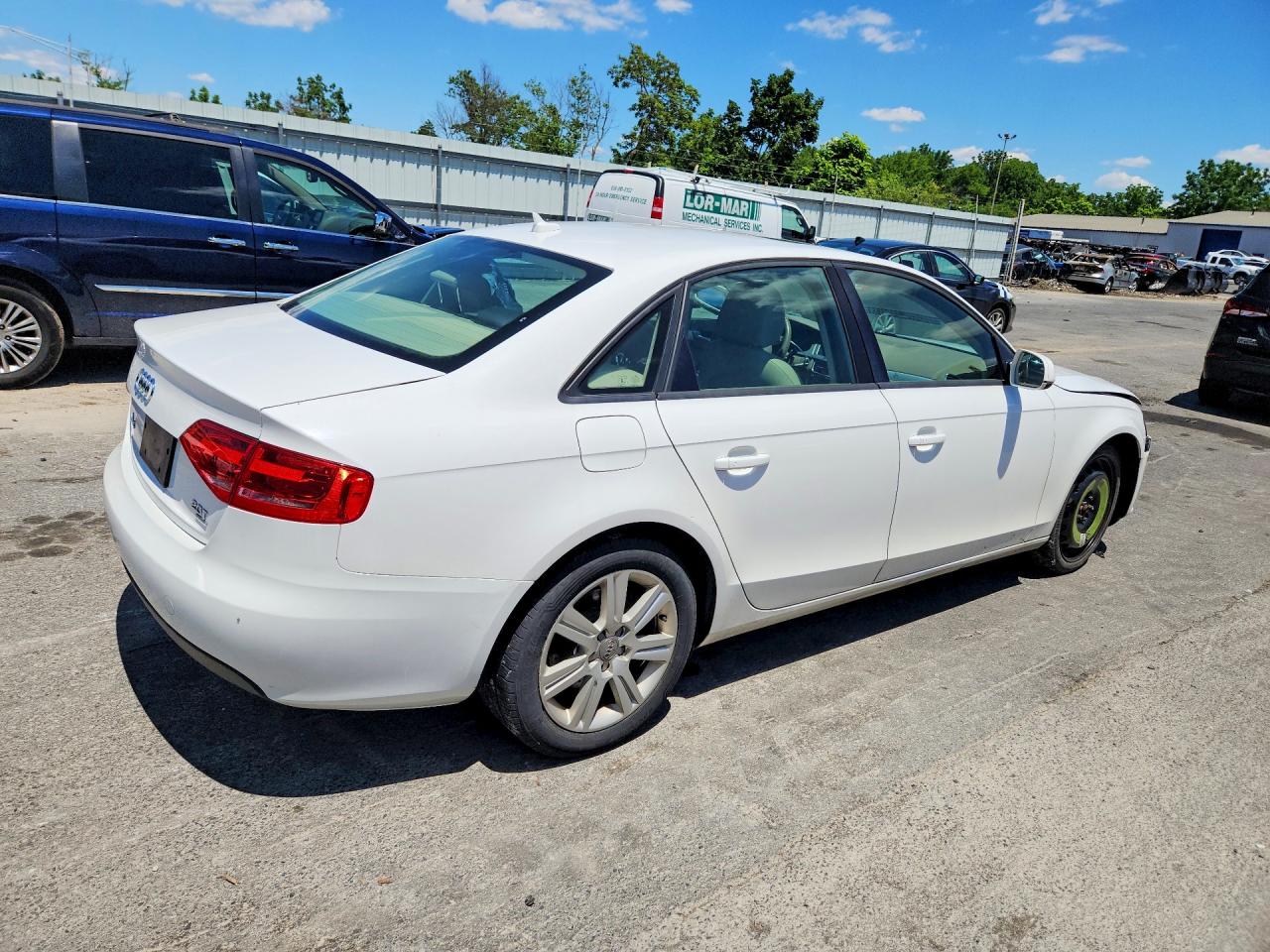 2010 Audi A4 Premium Белый vin: WAUBFAFL2AN055629