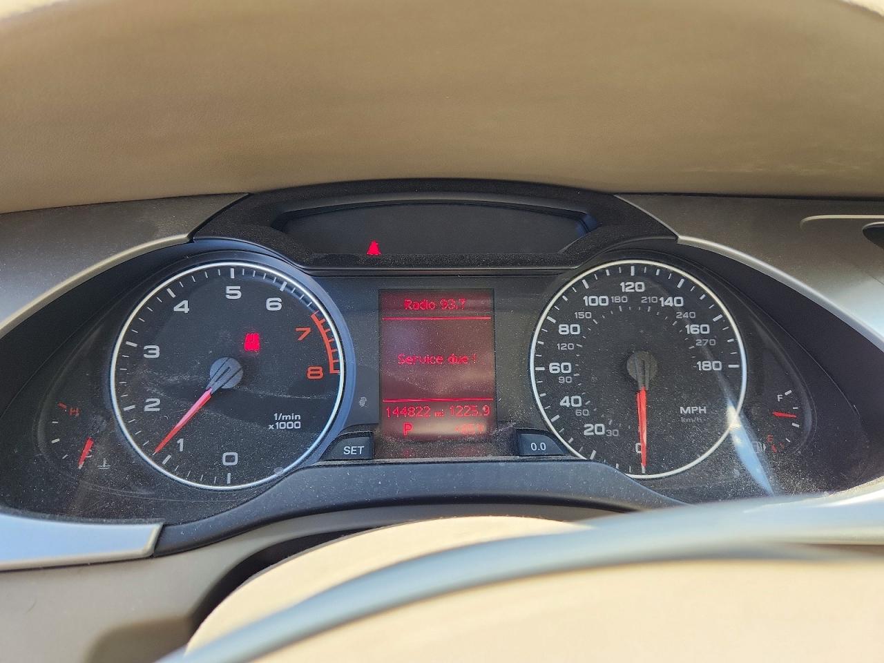 2010 Audi A4 Premium Белый vin: WAUBFAFL2AN055629
