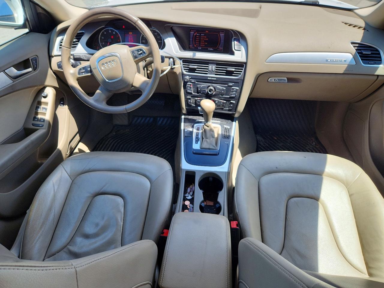 2010 Audi A4 Premium Белый vin: WAUBFAFL2AN055629