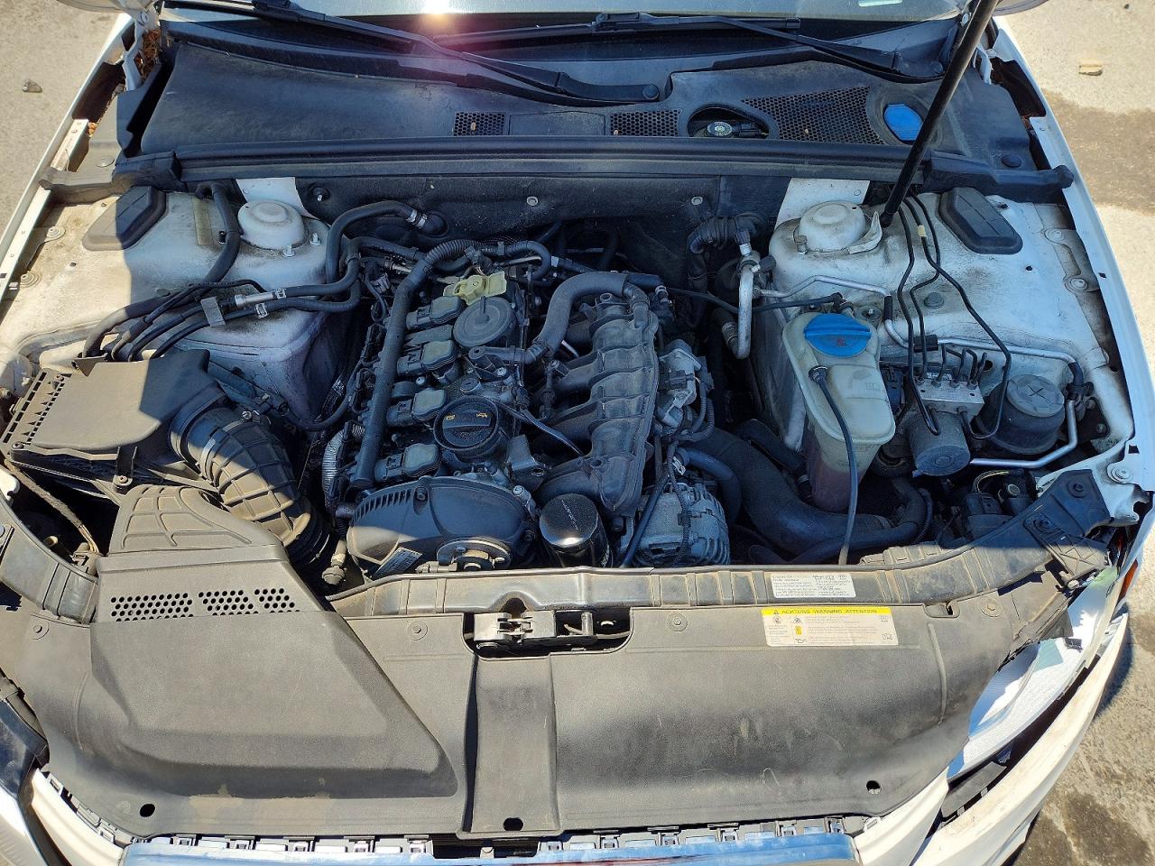 2010 Audi A4 Premium Белый vin: WAUBFAFL2AN055629