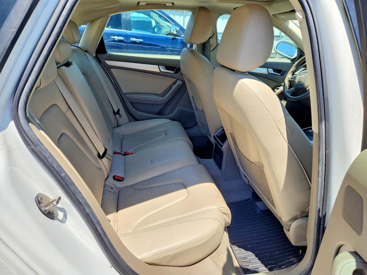 2010 Audi A4 Premium Белый vin: WAUBFAFL2AN055629
