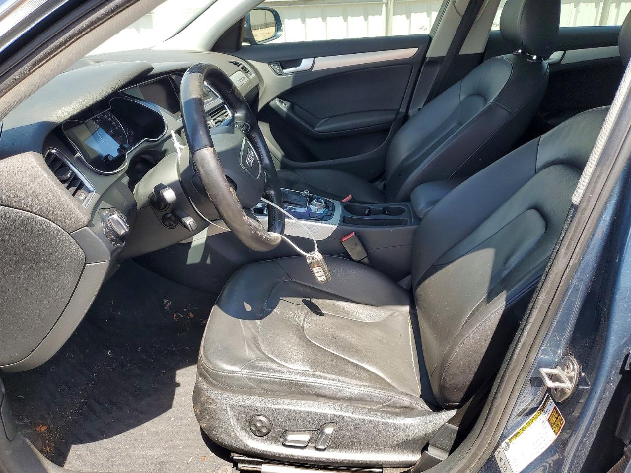 2015 Audi A4 Premium Синий vin: WAUBFAFL2FN016658