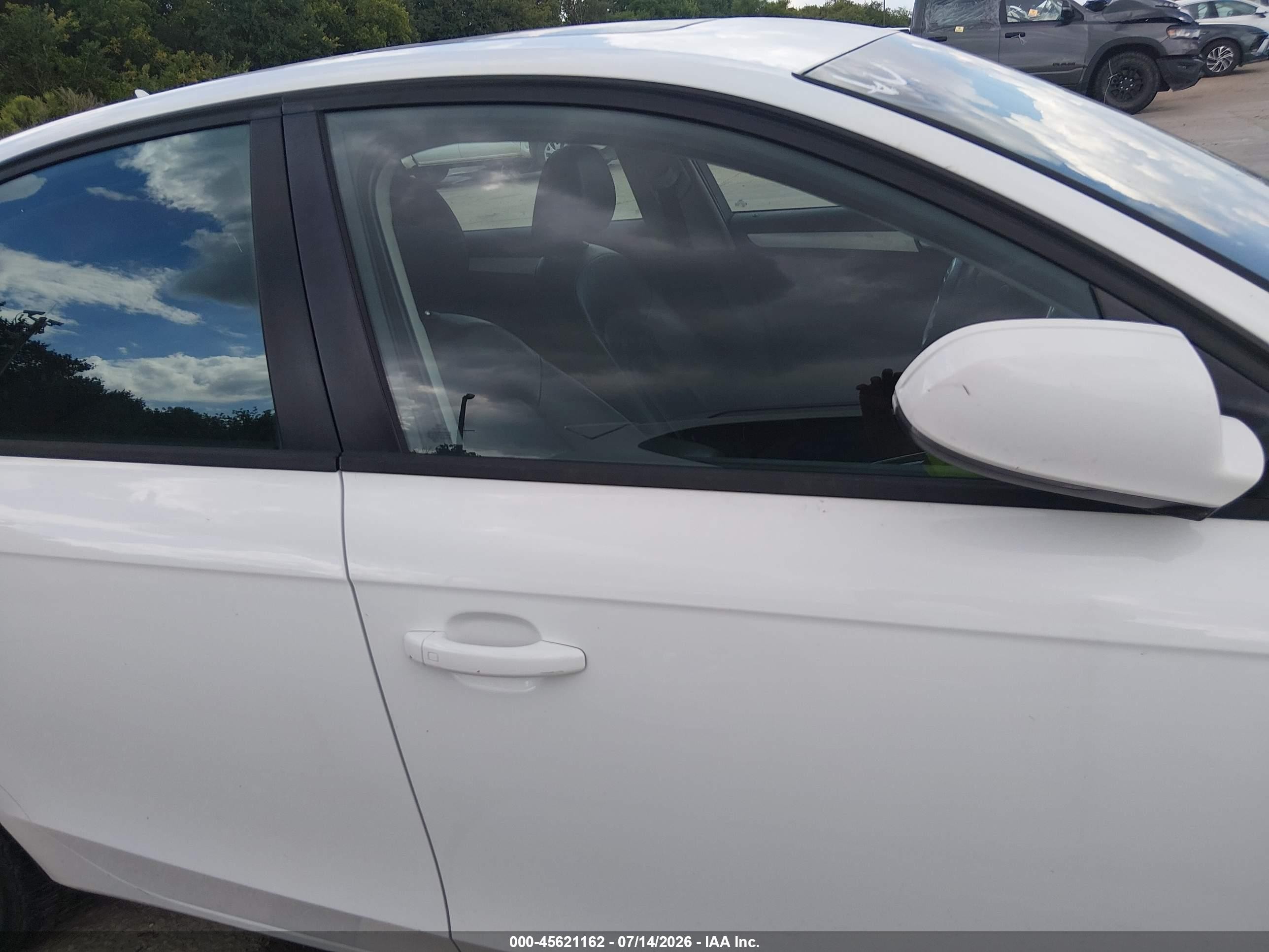 2012 Audi A4 2.0t Premium White vin: WAUBFAFL5CN005861