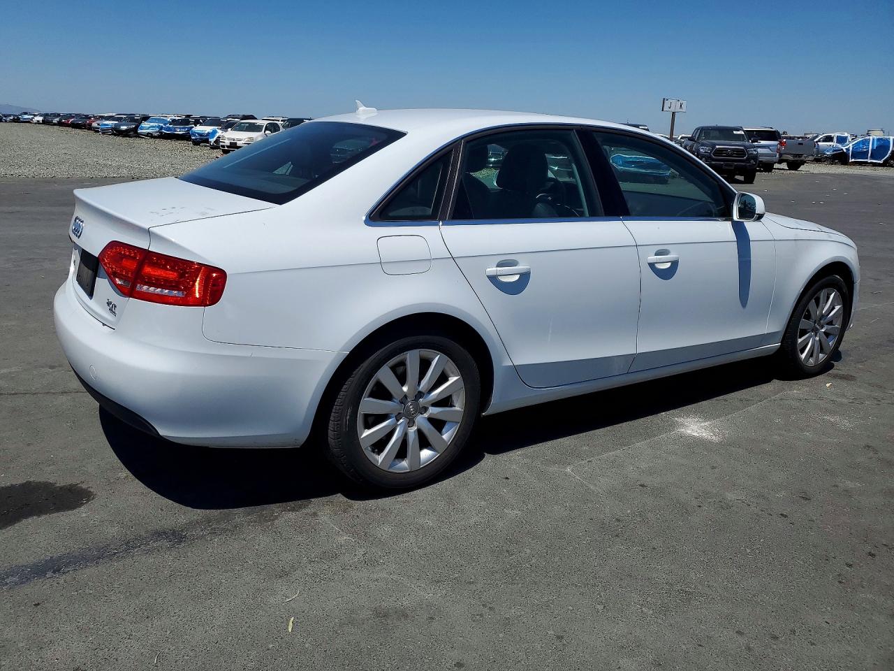2012 Audi A4 Premium Белый vin: WAUBFAFL5CN014981