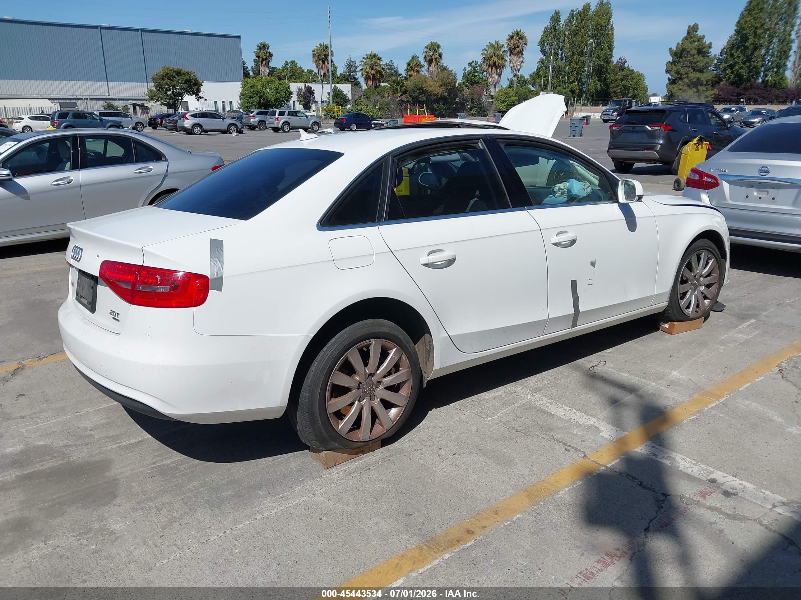 2013 Audi A4 2.0t Premium Белый vin: WAUBFAFL5DN043589