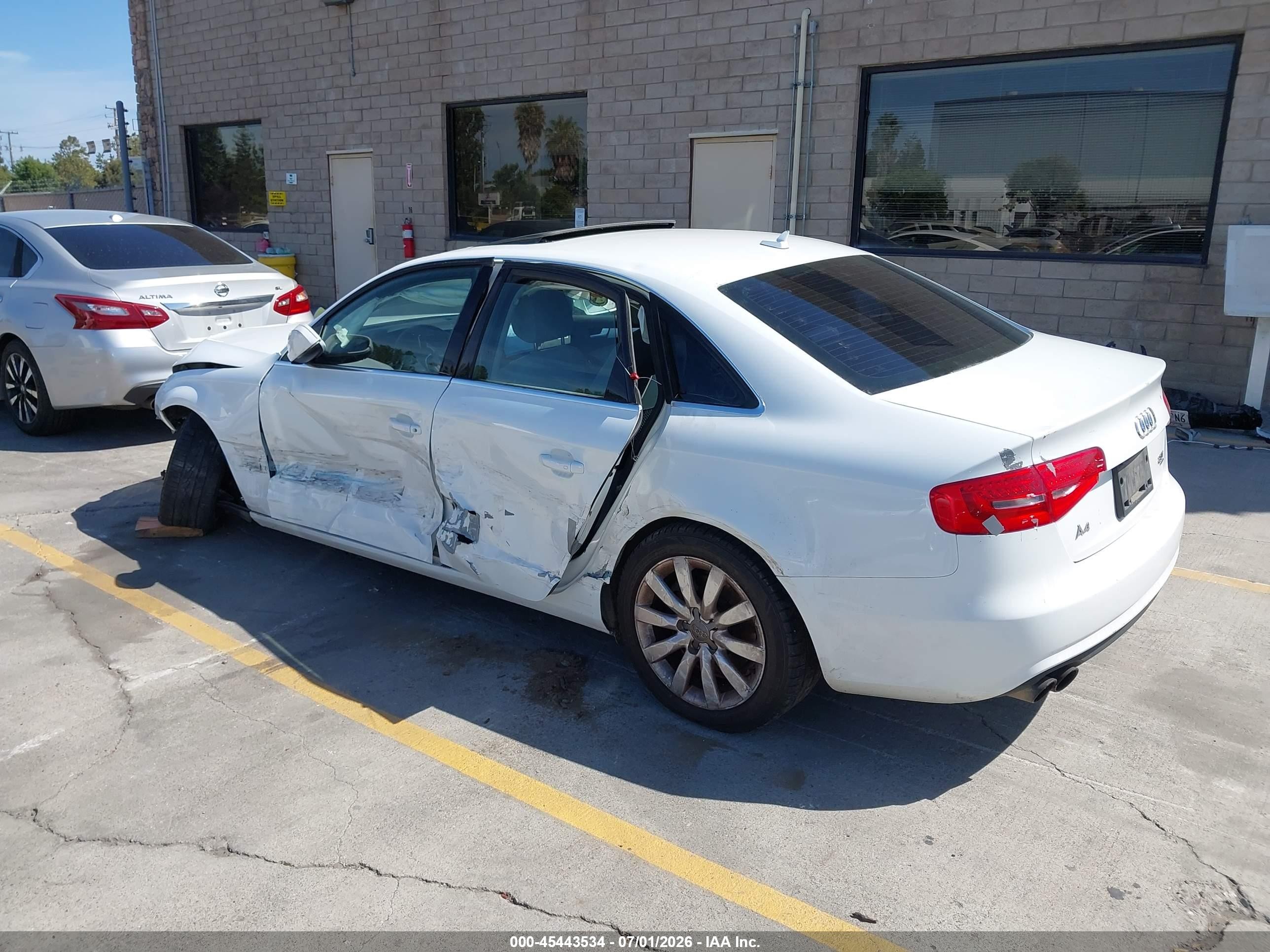 2013 Audi A4 2.0t Premium Белый vin: WAUBFAFL5DN043589