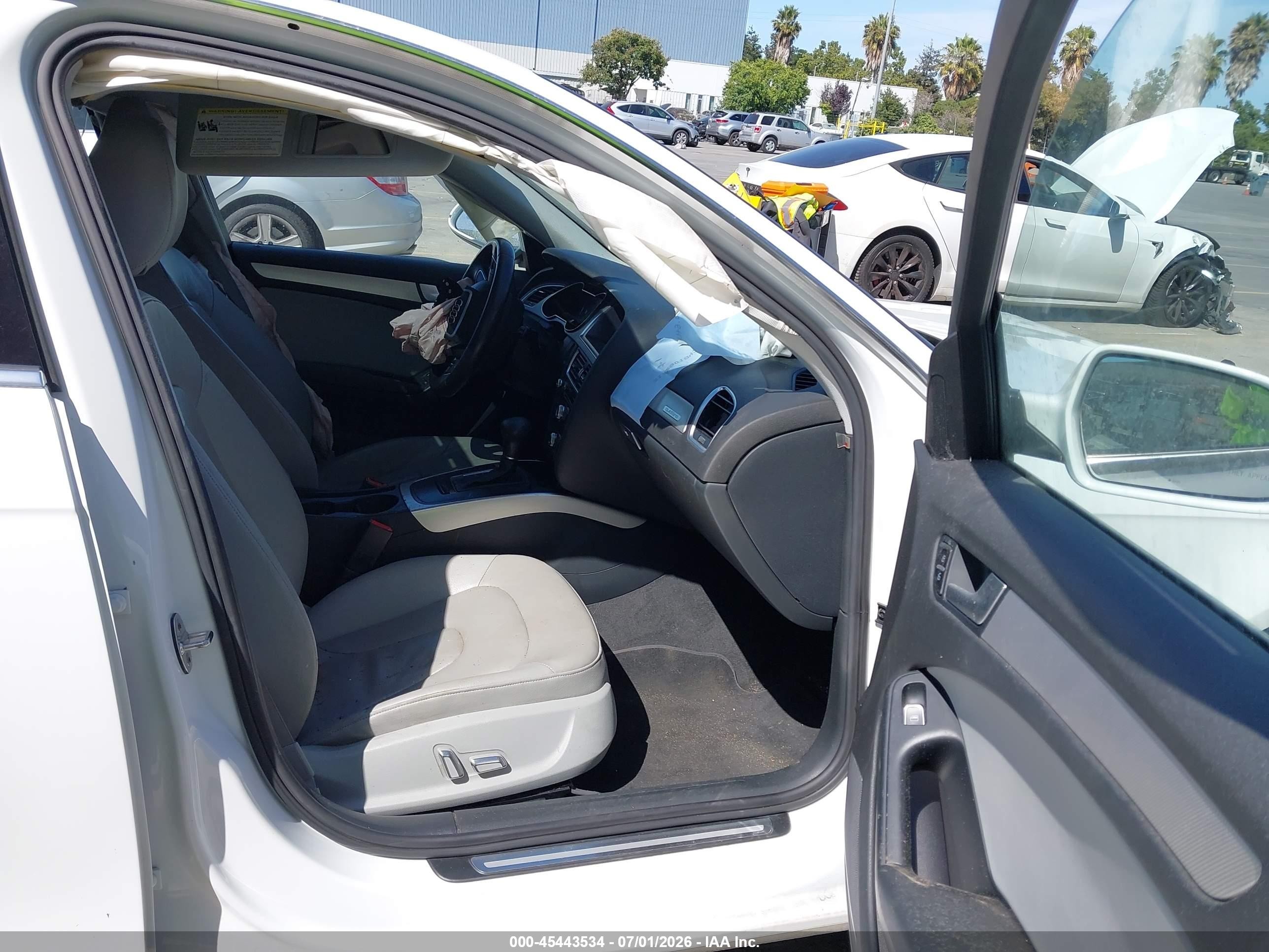 2013 Audi A4 2.0t Premium Белый vin: WAUBFAFL5DN043589