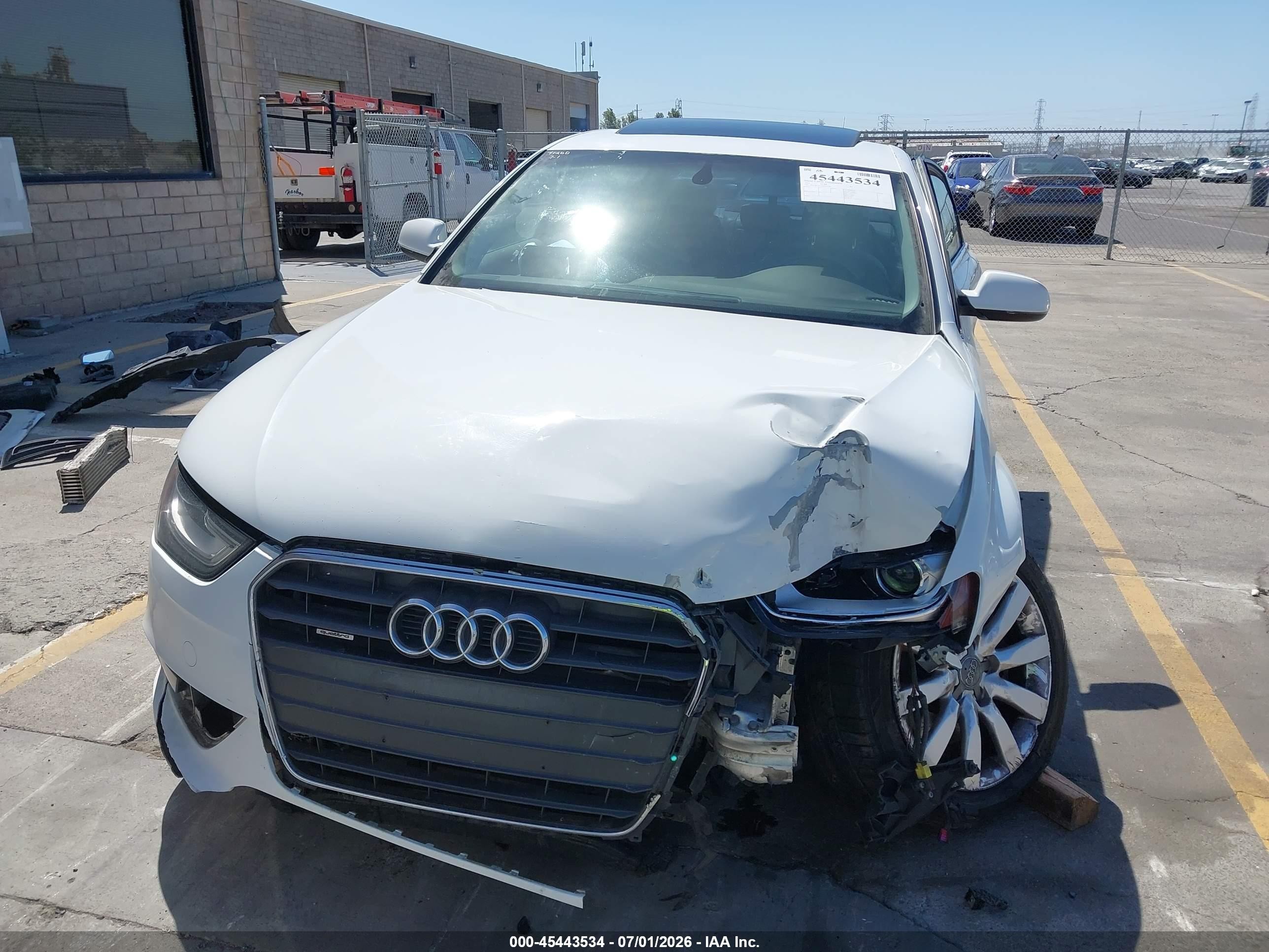 2013 Audi A4 2.0t Premium Белый vin: WAUBFAFL5DN043589