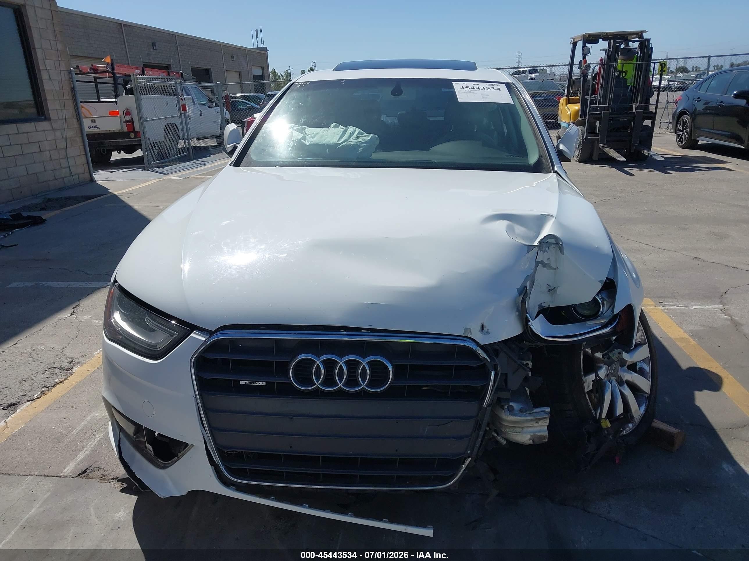 2013 Audi A4 2.0t Premium Белый vin: WAUBFAFL5DN043589