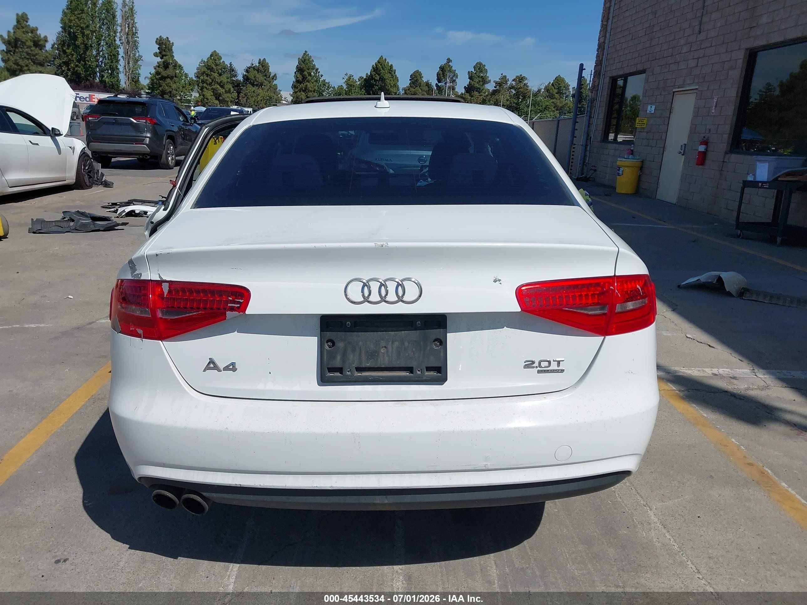 2013 Audi A4 2.0t Premium Белый vin: WAUBFAFL5DN043589