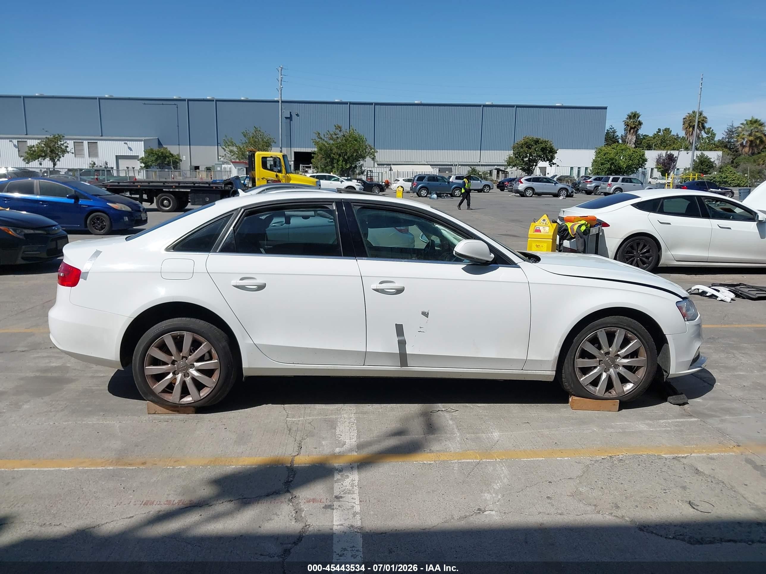 2013 Audi A4 2.0t Premium Белый vin: WAUBFAFL5DN043589