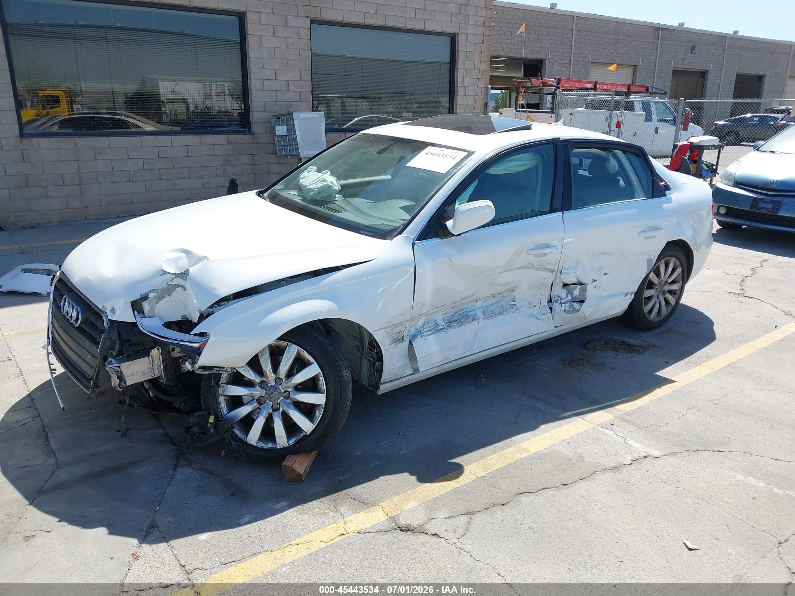 2013 Audi A4 2.0t Premium Белый vin: WAUBFAFL5DN043589