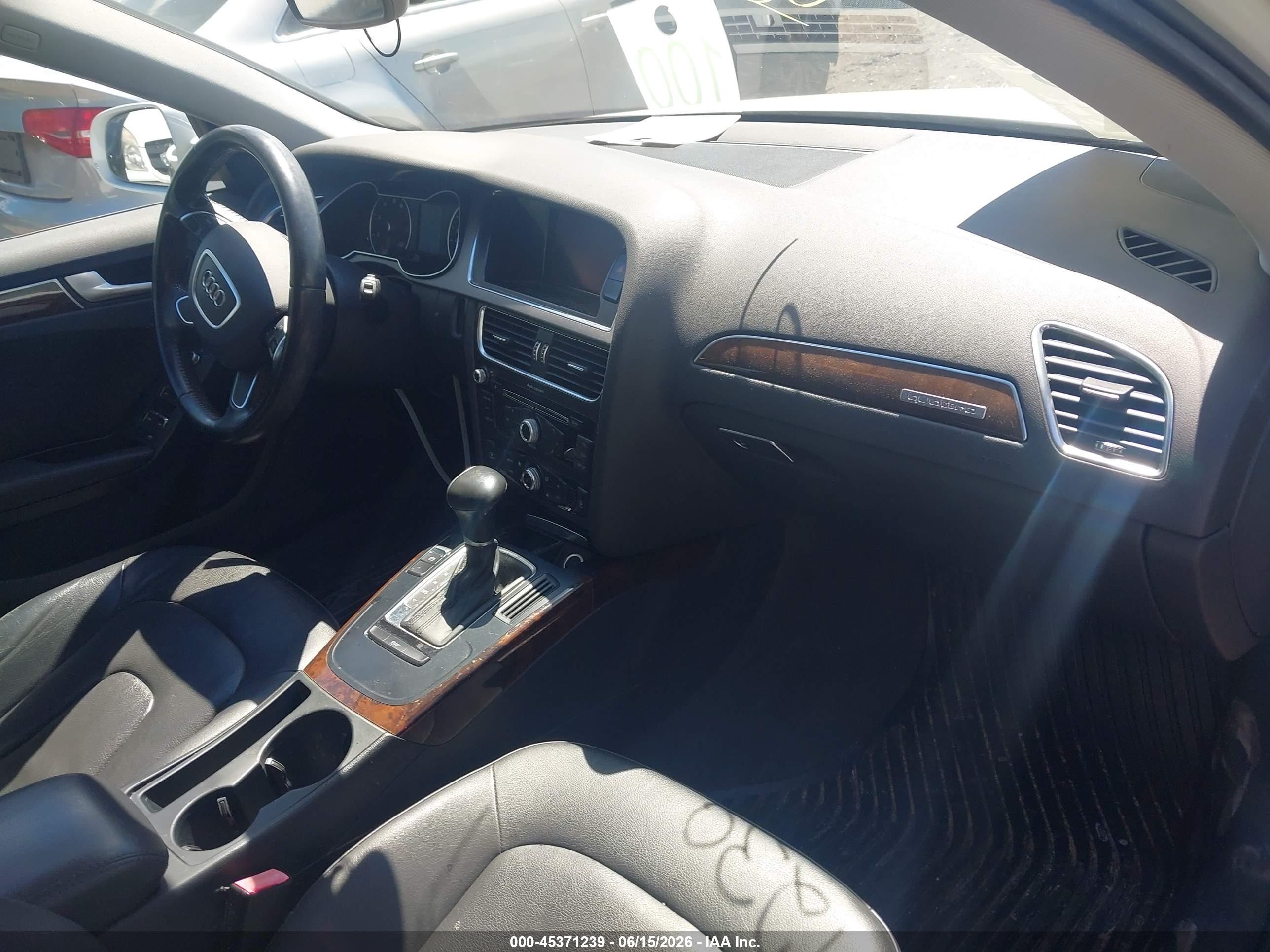 2013 Audi A4 2.0t Premium Белый vin: WAUBFAFL7DN026681