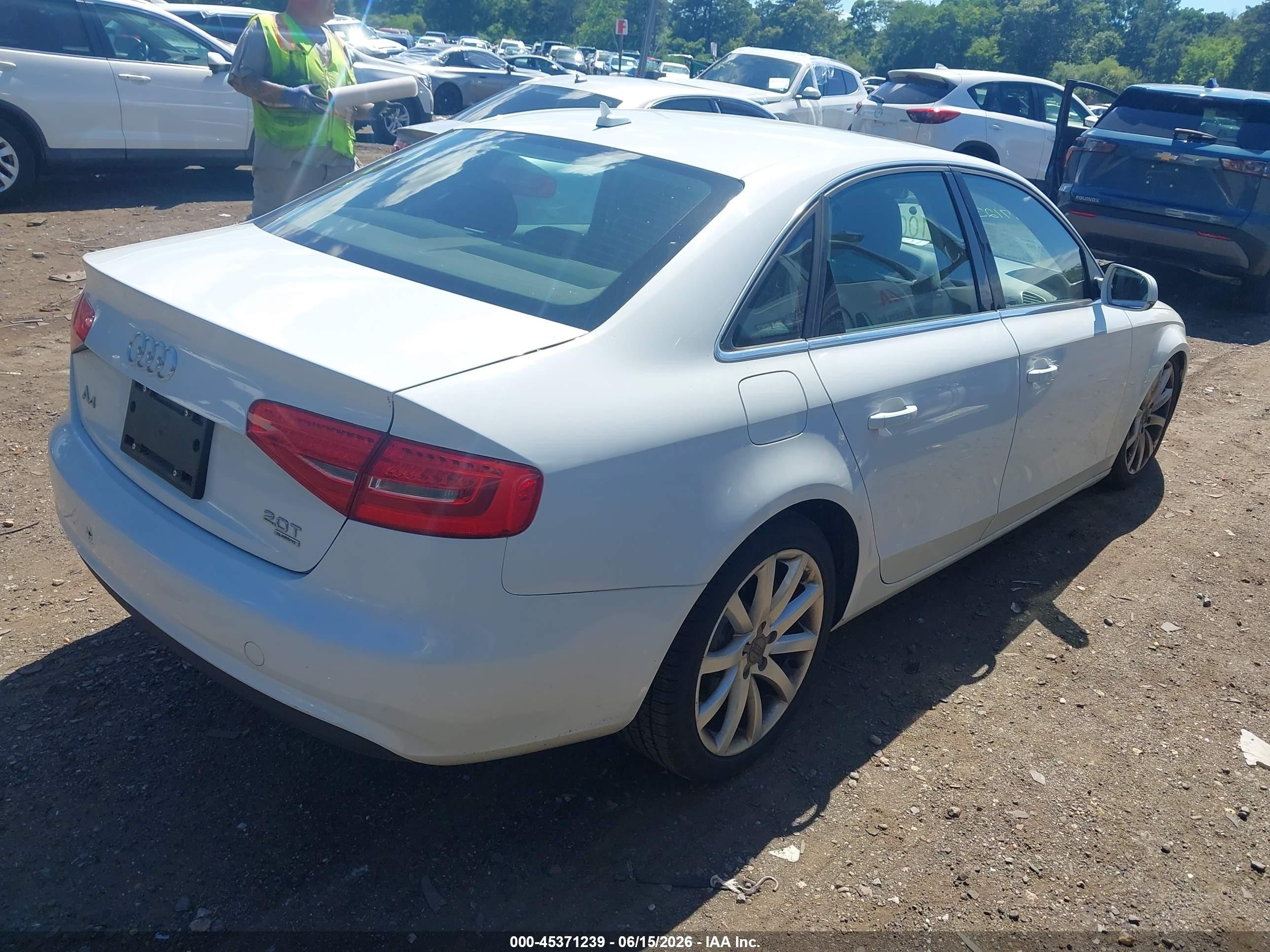 2013 Audi A4 2.0t Premium Белый vin: WAUBFAFL7DN026681