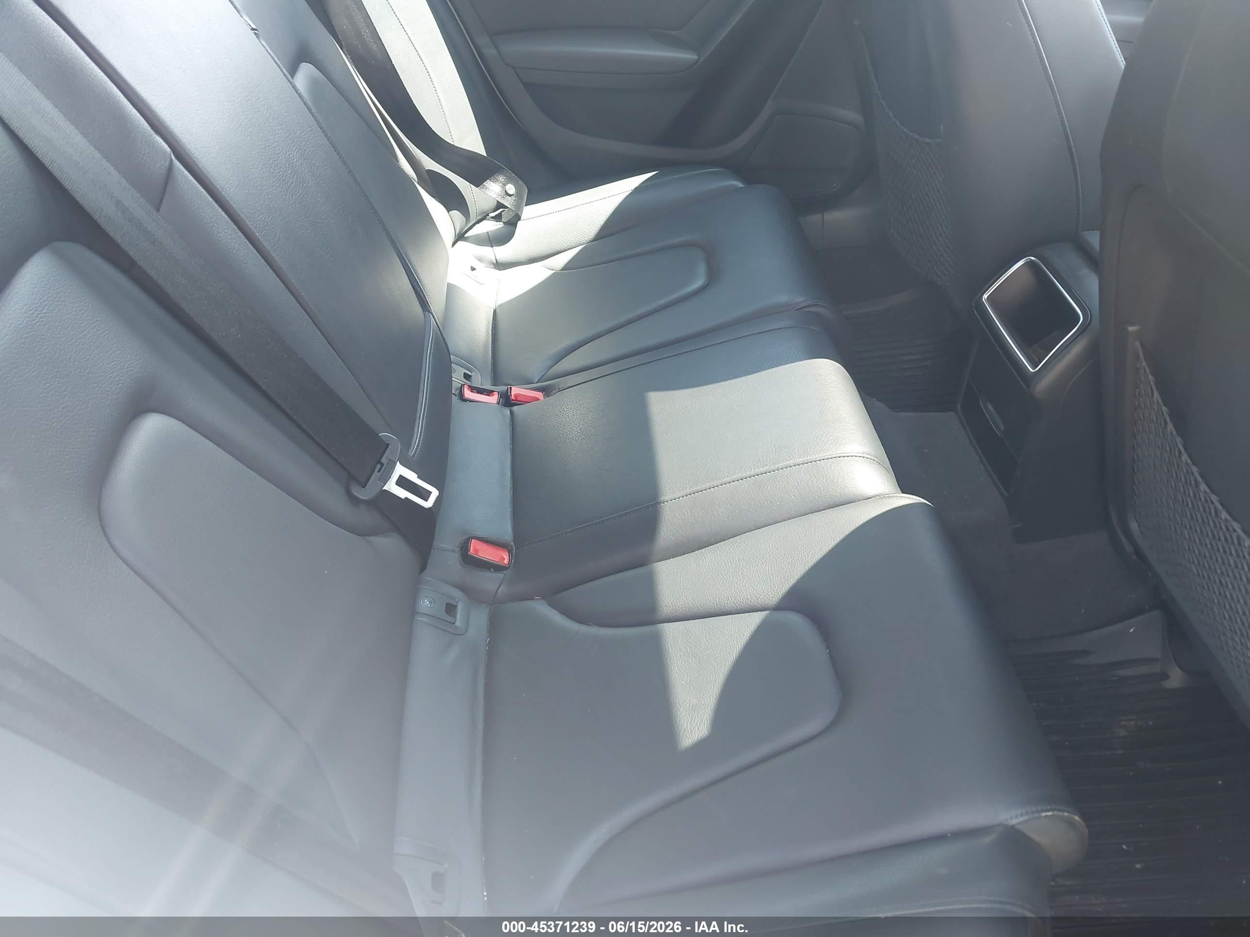 2013 Audi A4 2.0t Premium Белый vin: WAUBFAFL7DN026681