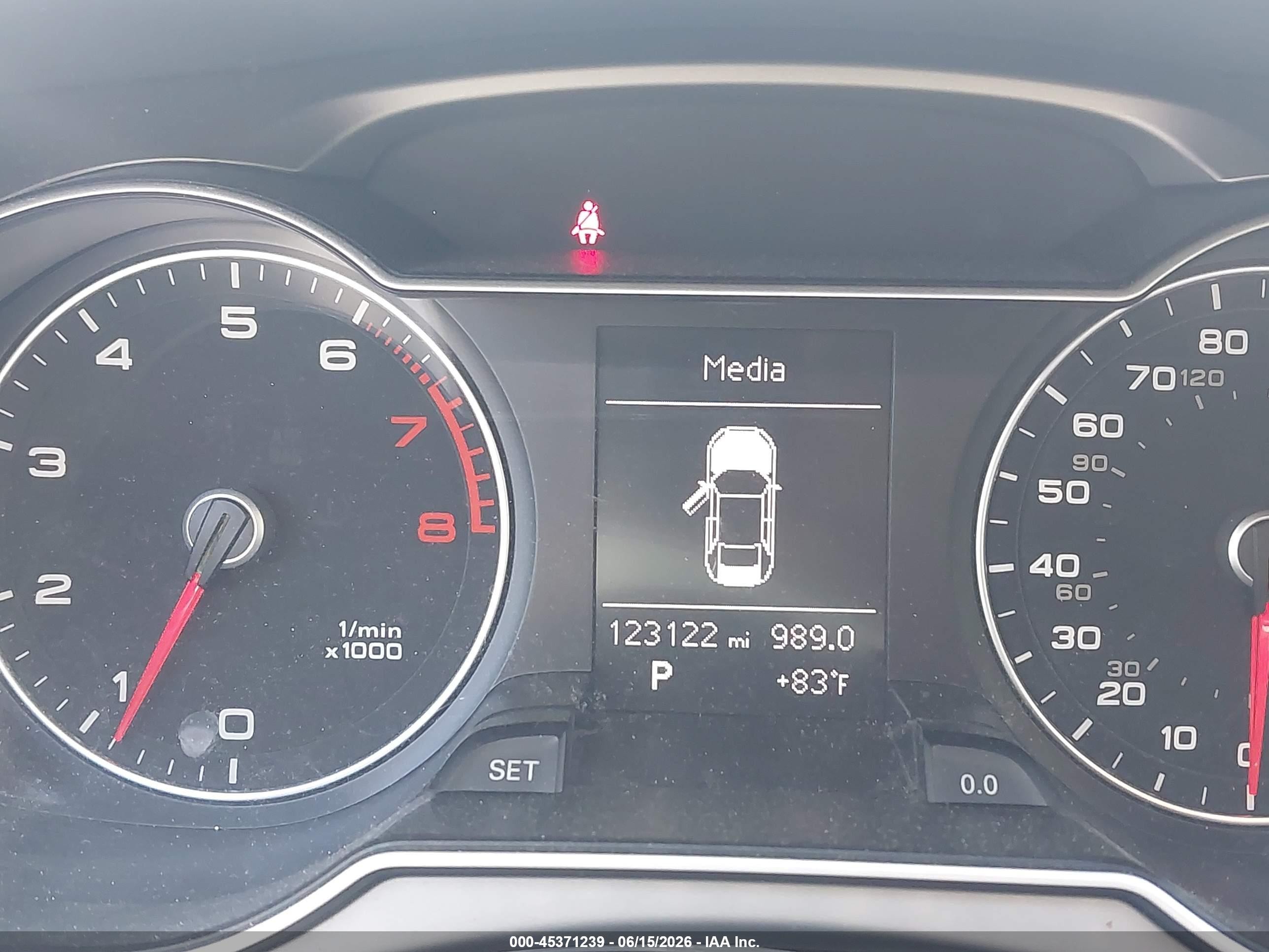 2013 Audi A4 2.0t Premium Белый vin: WAUBFAFL7DN026681