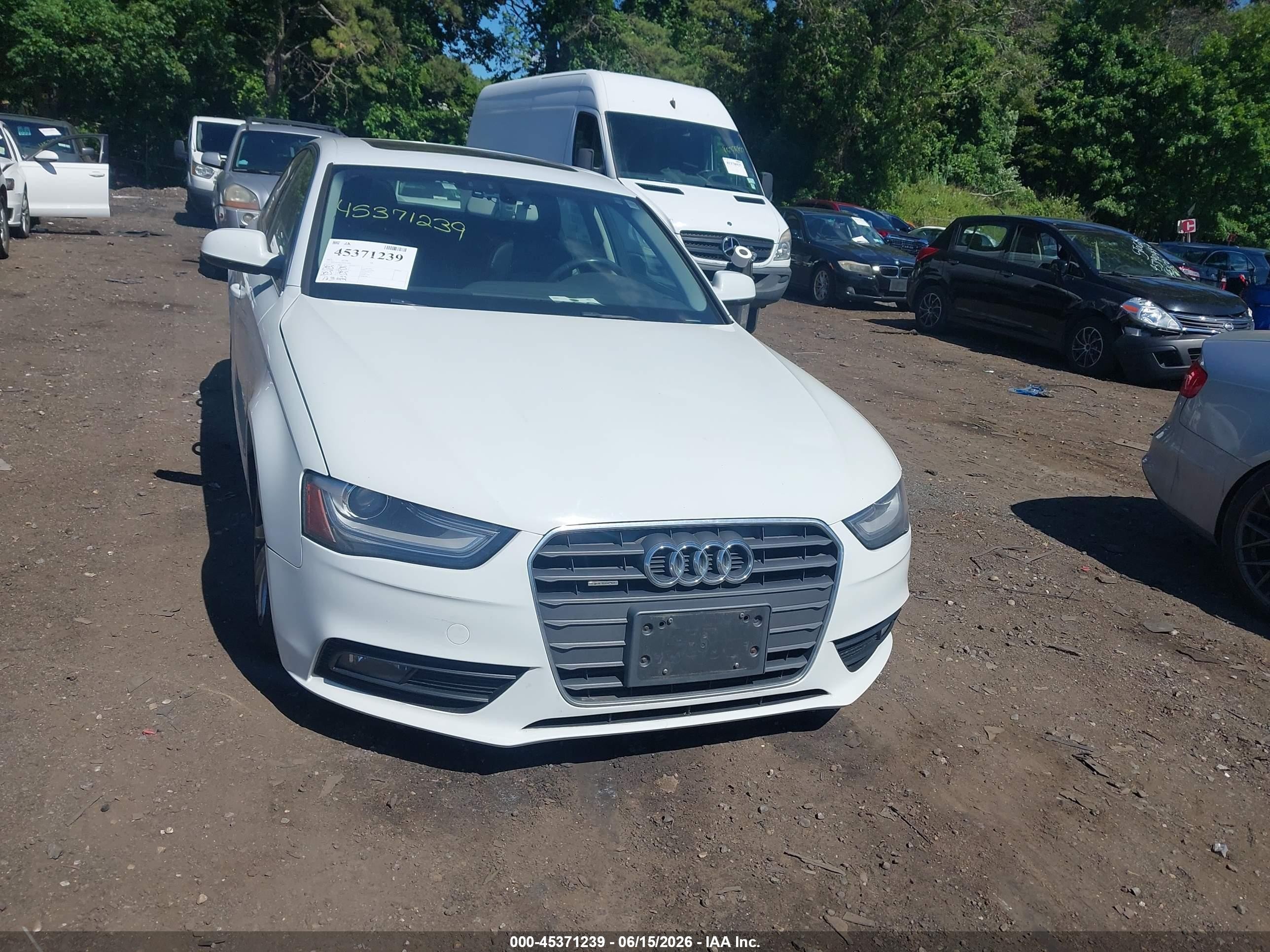 2013 Audi A4 2.0t Premium Белый vin: WAUBFAFL7DN026681
