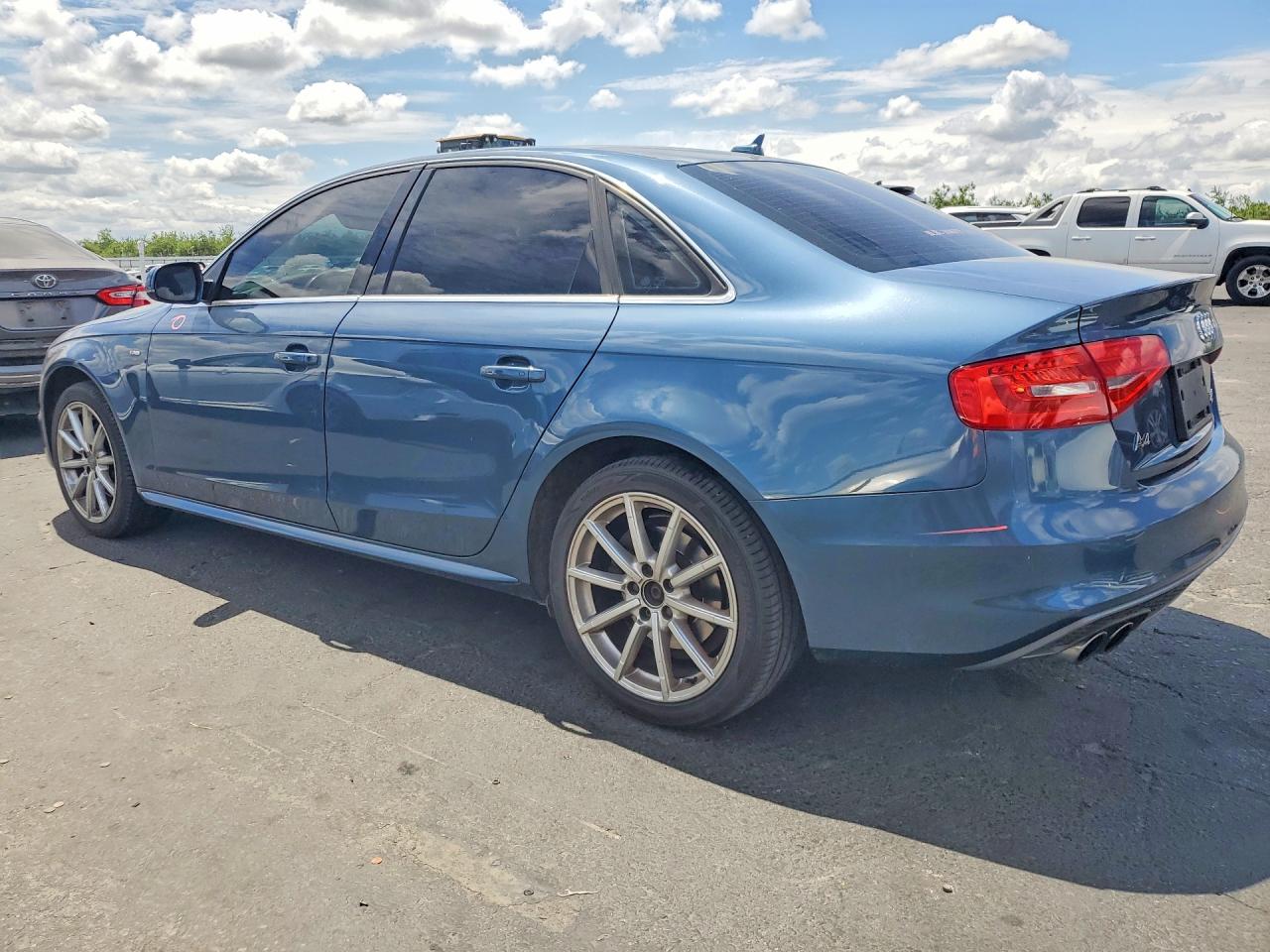 2015 Audi A4 Premium Синий vin: WAUBFAFL8FN017104