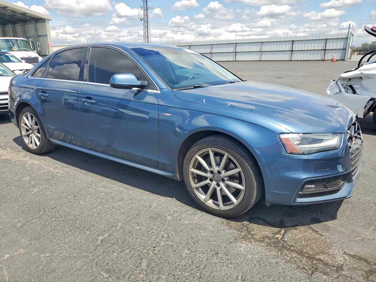 2015 Audi A4 Premium Синий vin: WAUBFAFL8FN017104