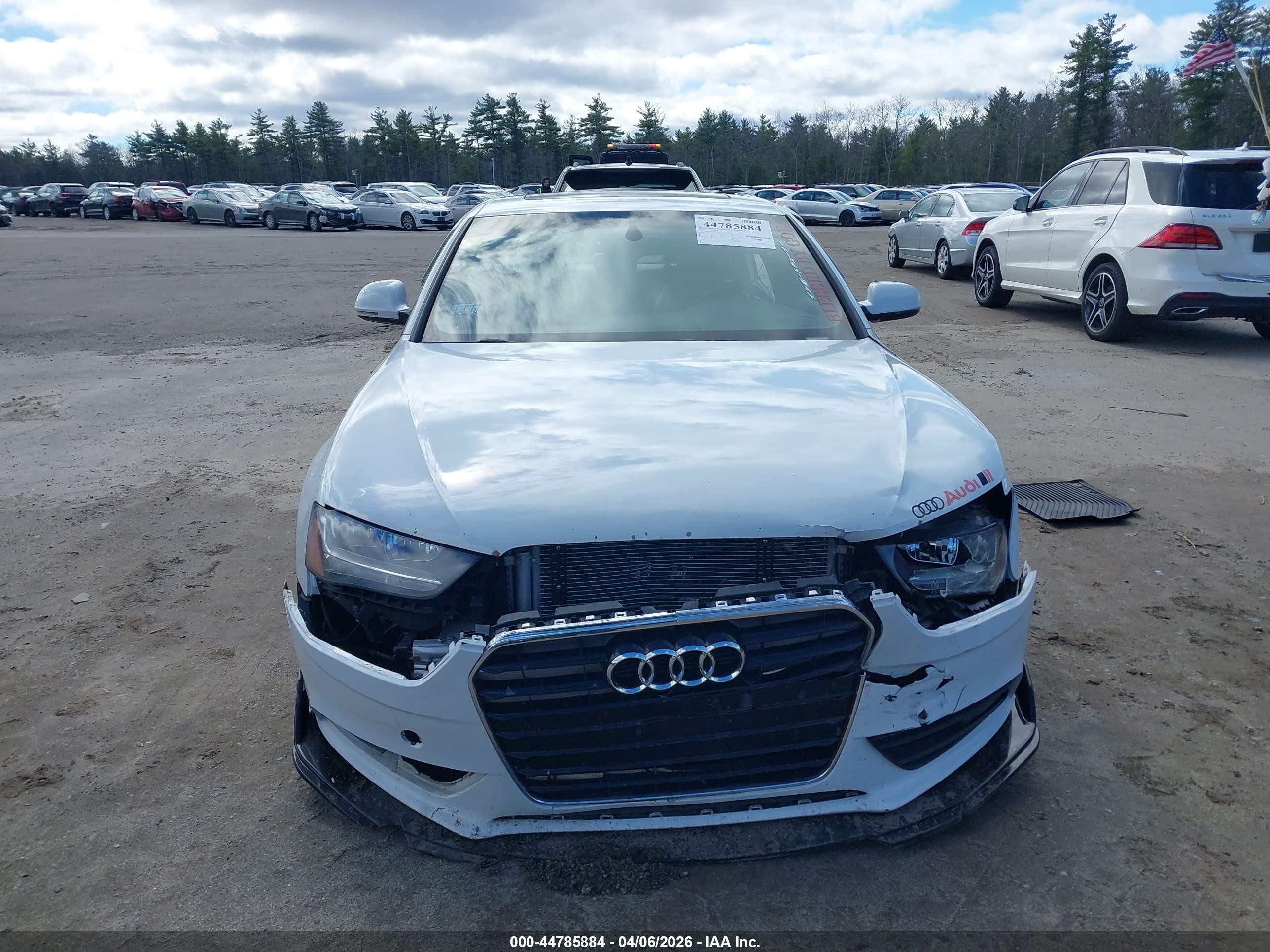 2013 Audi A4 2.0t Premium White vin: WAUBFAFL9DN038802