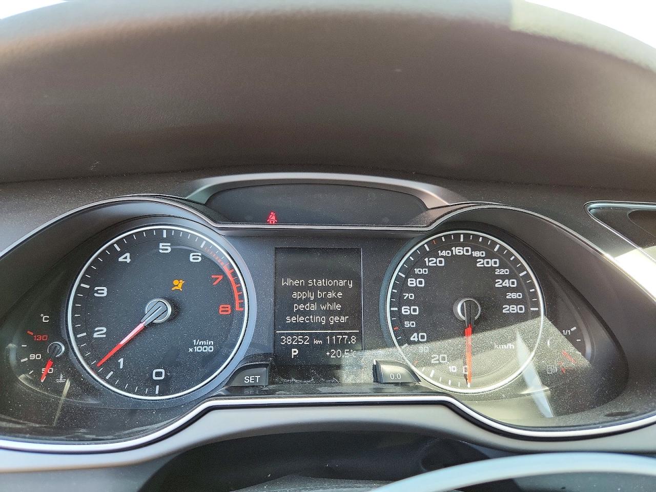 2014 Audi A4 Premium Серебряный vin: WAUBFCFL5EN014395