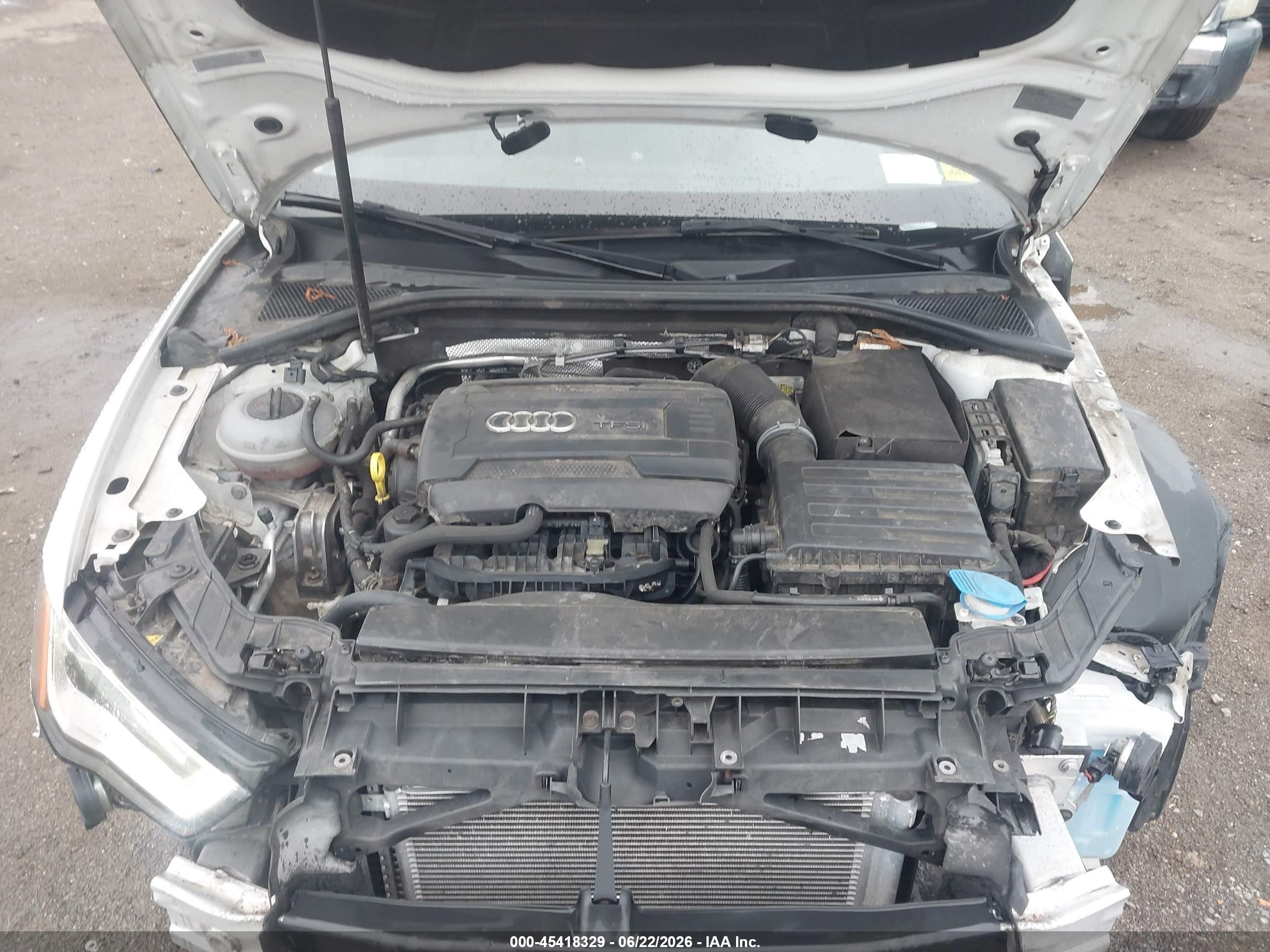 2015 Audi A3 2.0t Premium Белый vin: WAUBFGFF1F1043029