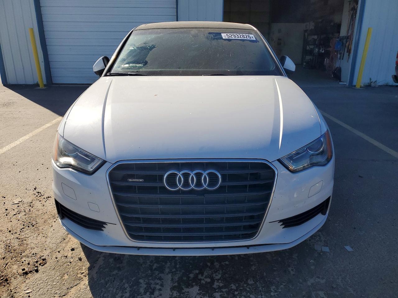 2015 Audi A3 Premium Белый vin: WAUBFGFF2F1015336