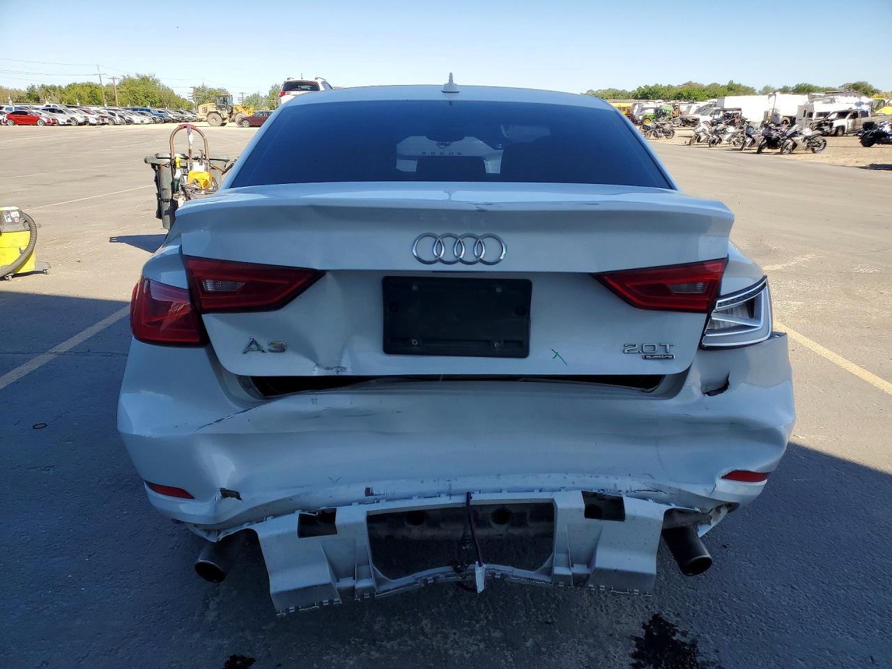 2015 Audi A3 Premium Белый vin: WAUBFGFF2F1015336