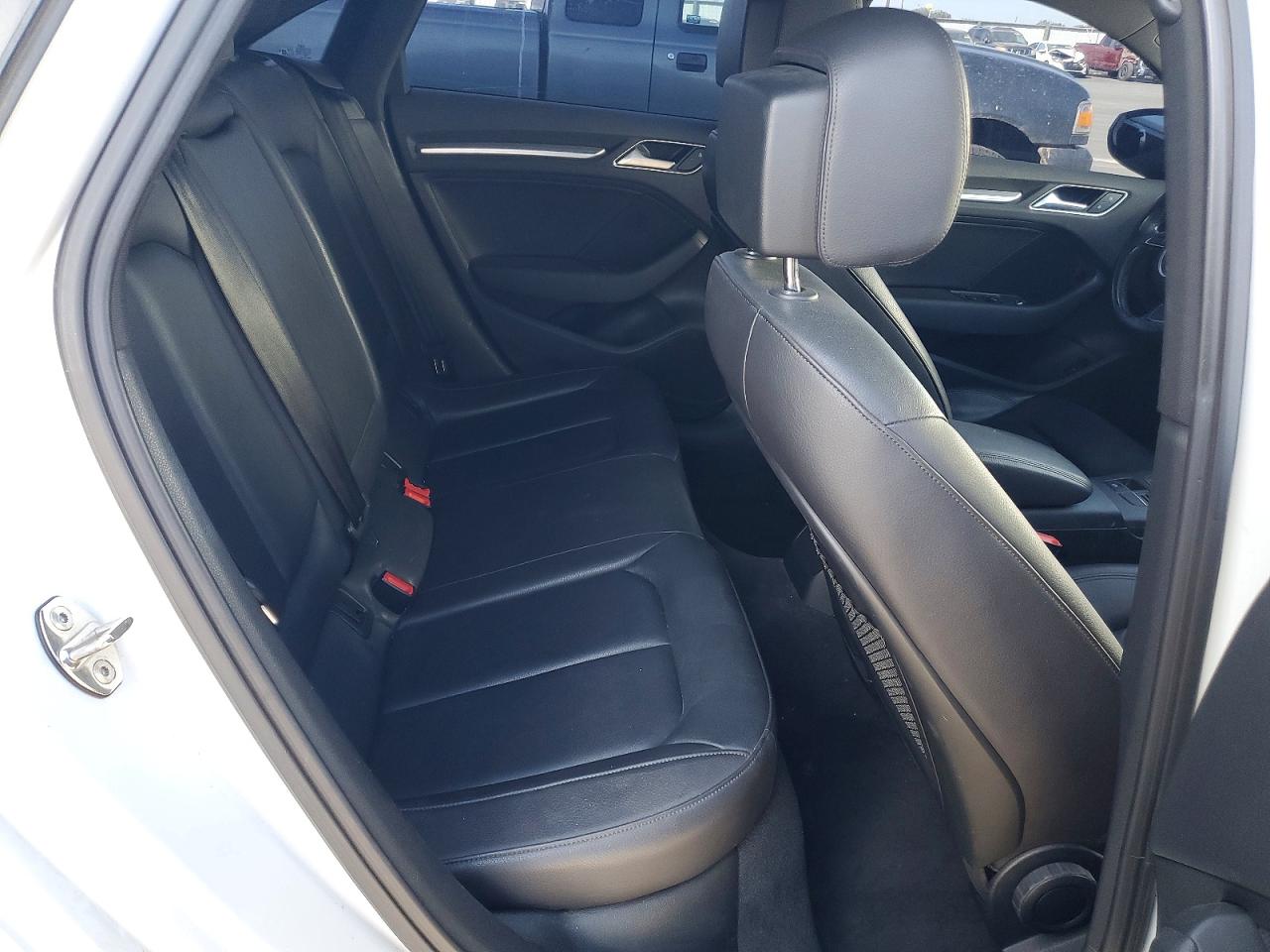 2015 Audi A3 Premium Белый vin: WAUBFGFF2F1015336