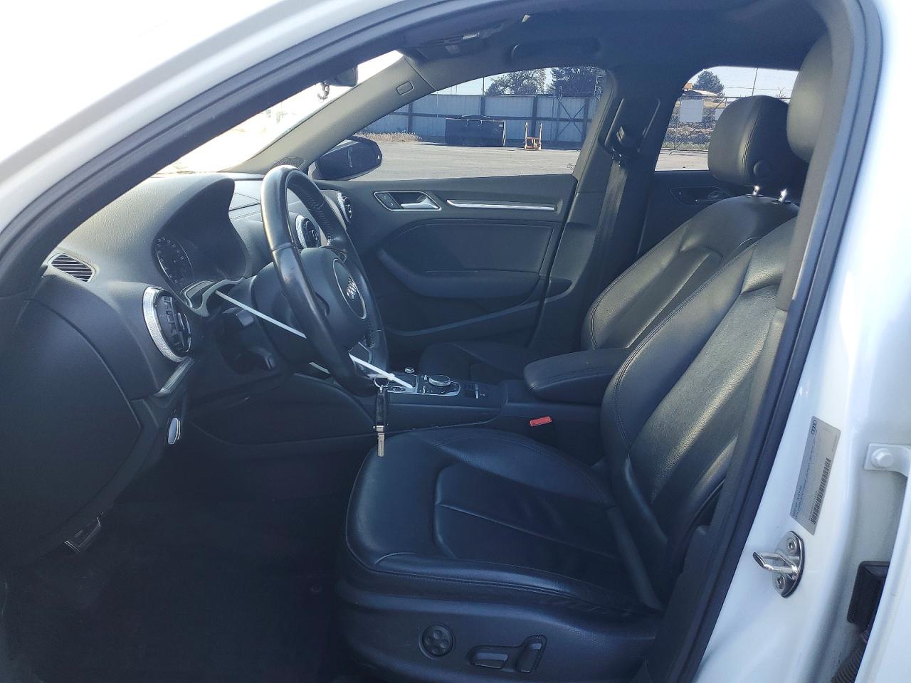 2015 Audi A3 Premium Белый vin: WAUBFGFF2F1015336
