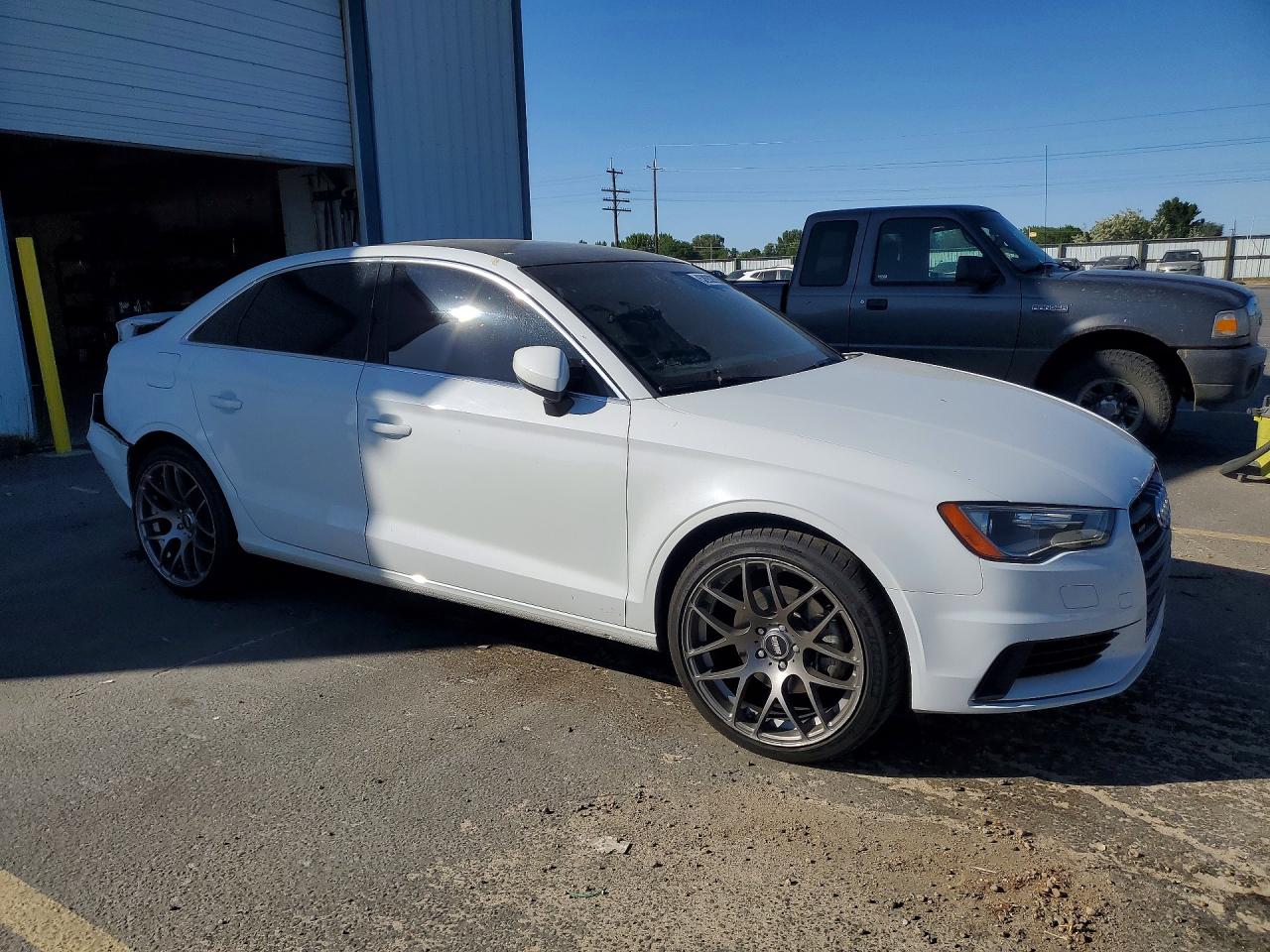2015 Audi A3 Premium Белый vin: WAUBFGFF2F1015336