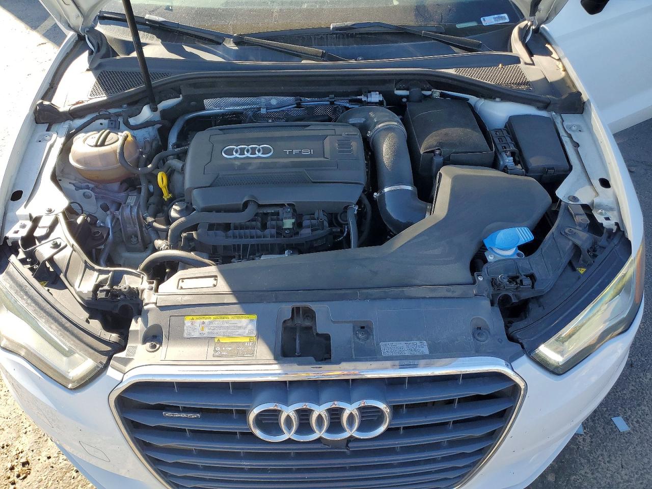 2015 Audi A3 Premium Белый vin: WAUBFGFF2F1015336