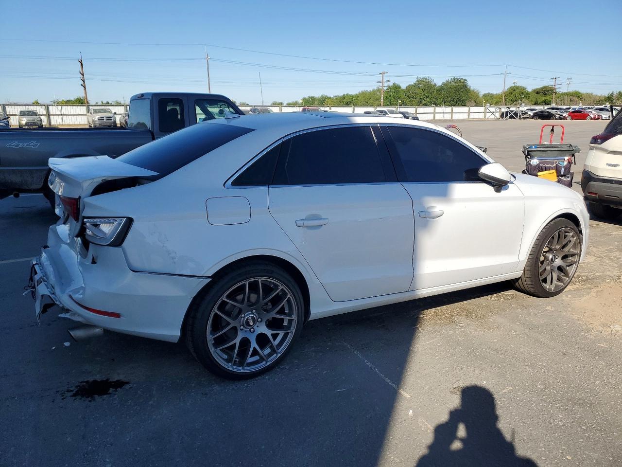 2015 Audi A3 Premium Белый vin: WAUBFGFF2F1015336