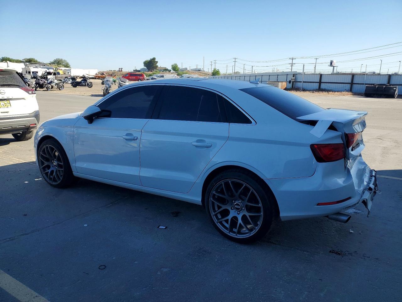 2015 Audi A3 Premium Белый vin: WAUBFGFF2F1015336