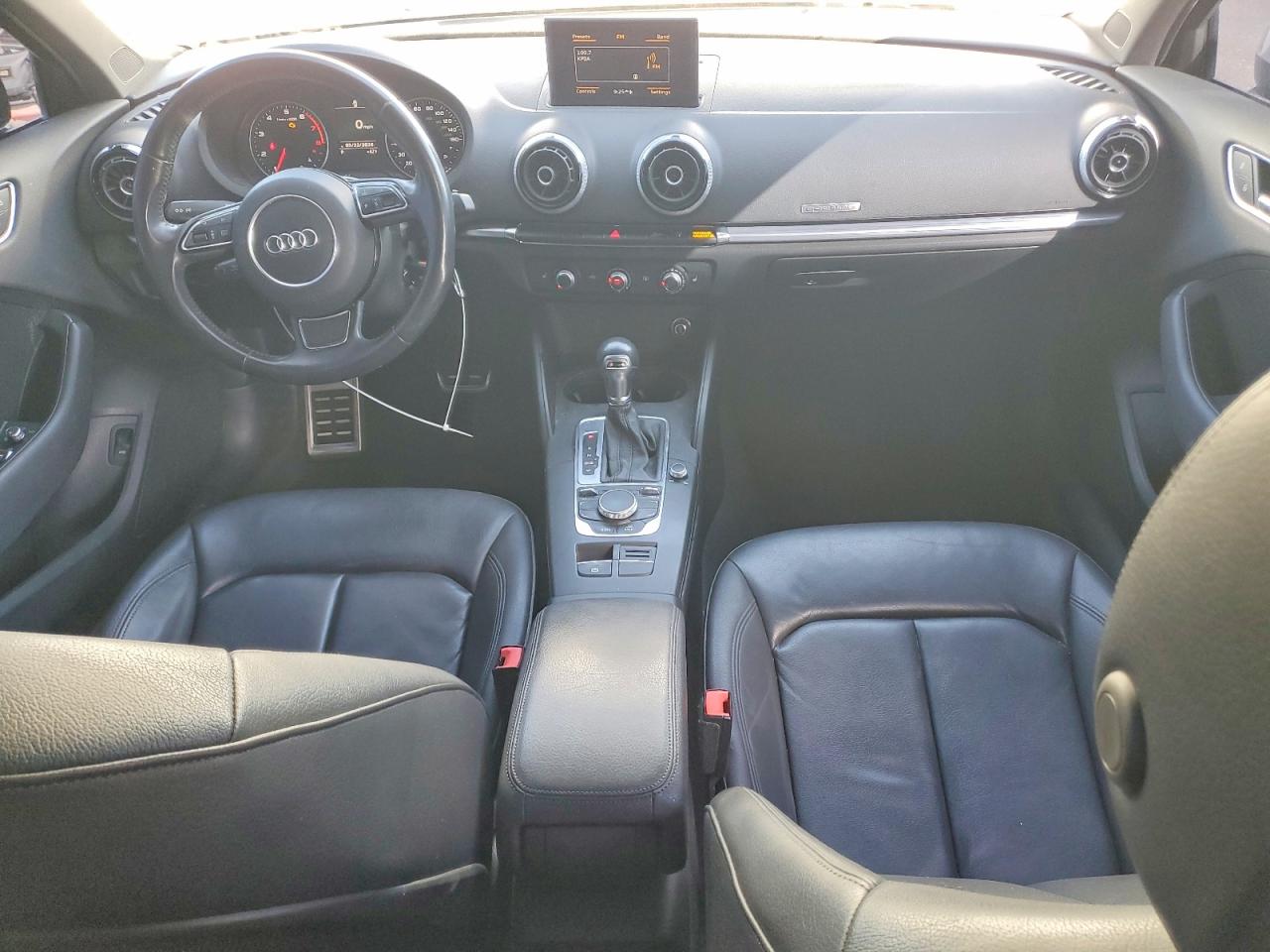 2015 Audi A3 Premium Белый vin: WAUBFGFF2F1015336