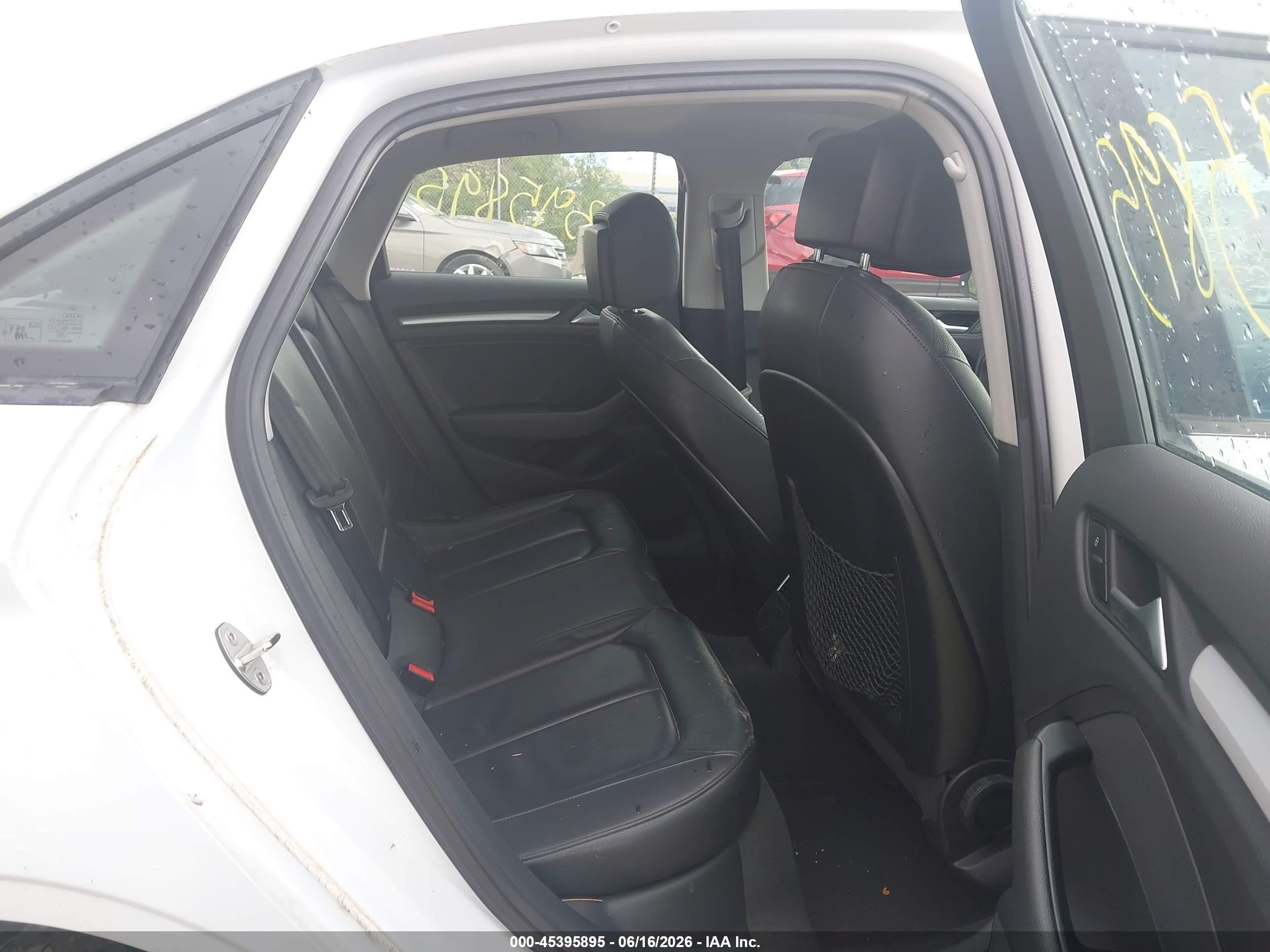 2015 Audi A3 2.0t Premium Белый vin: WAUBFGFF4F1129502