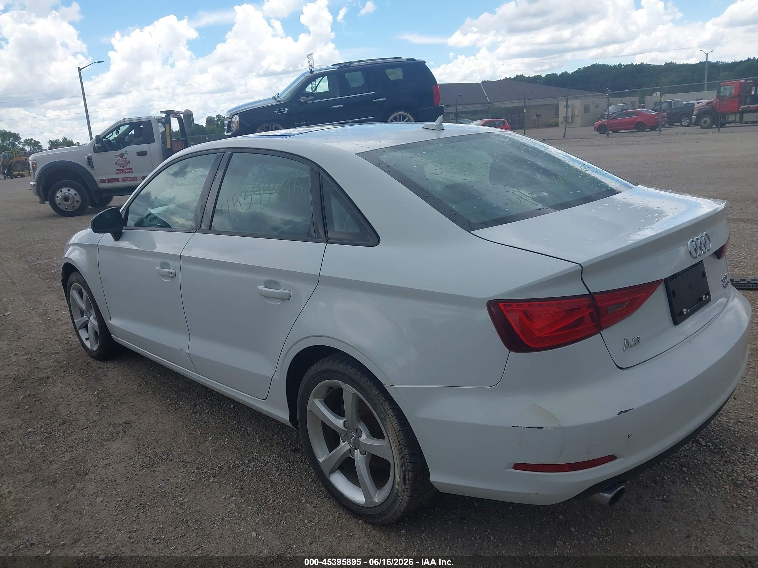 2015 Audi A3 2.0t Premium Белый vin: WAUBFGFF4F1129502