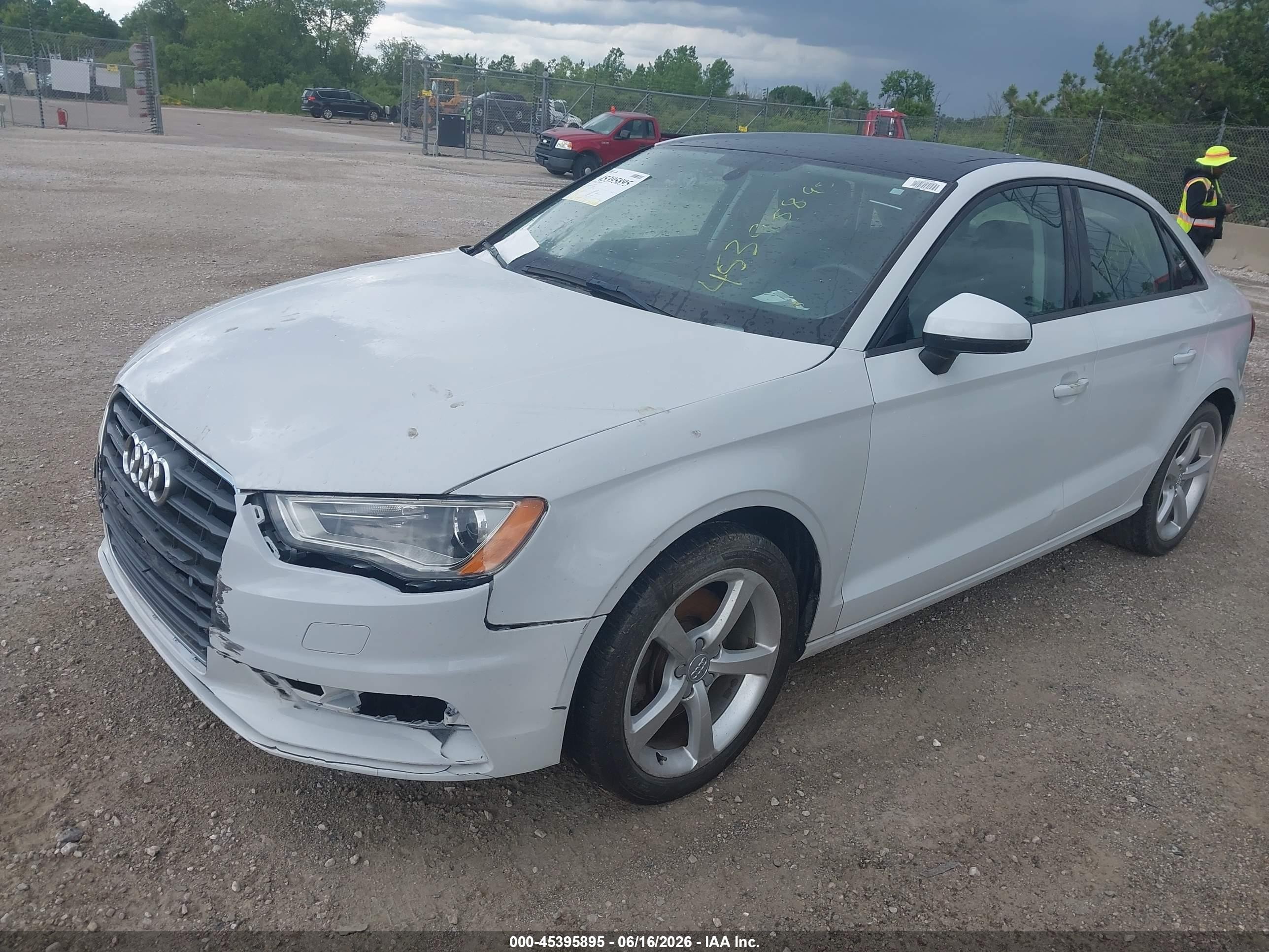 2015 Audi A3 2.0t Premium Белый vin: WAUBFGFF4F1129502