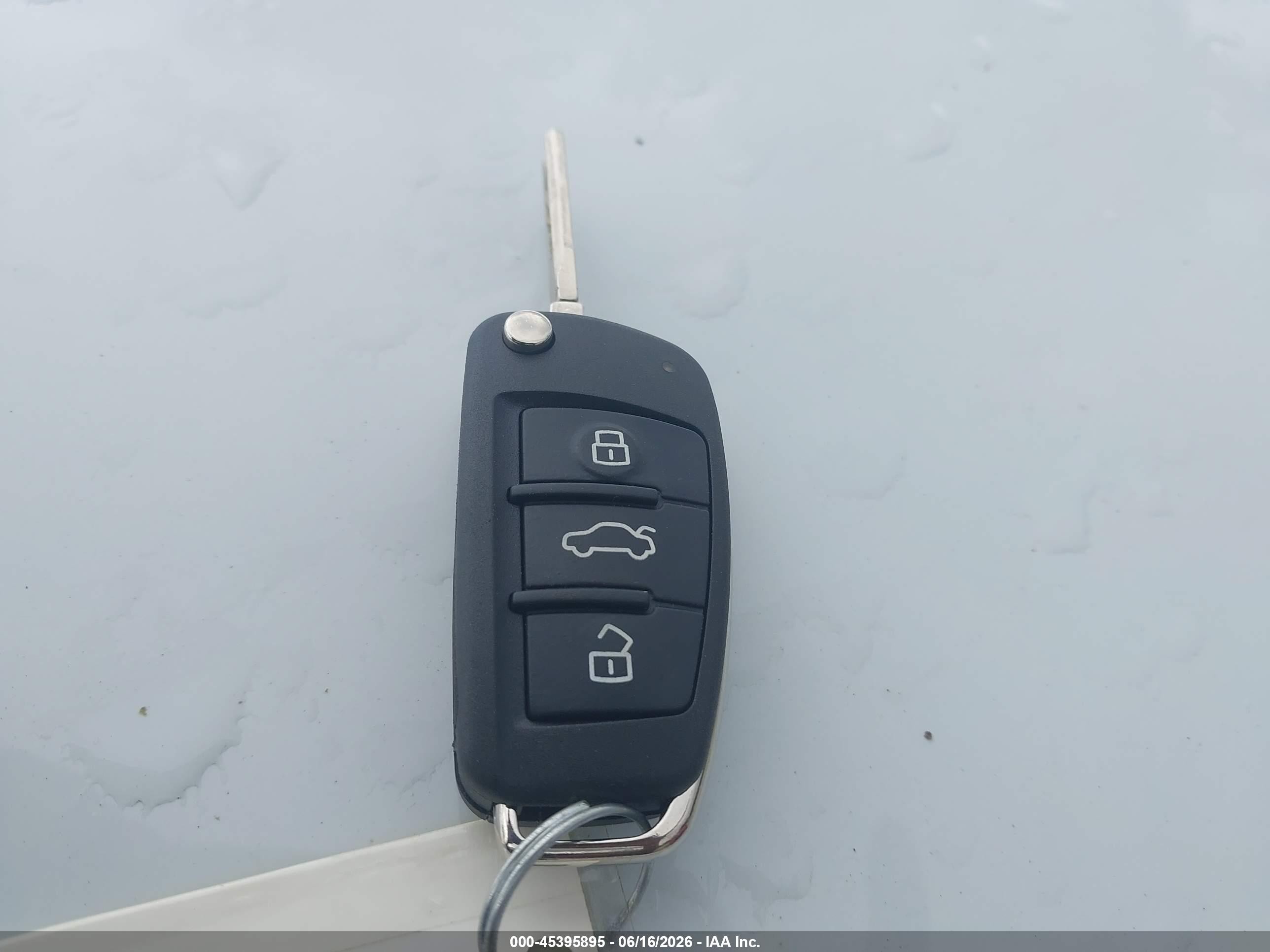 2015 Audi A3 2.0t Premium Белый vin: WAUBFGFF4F1129502