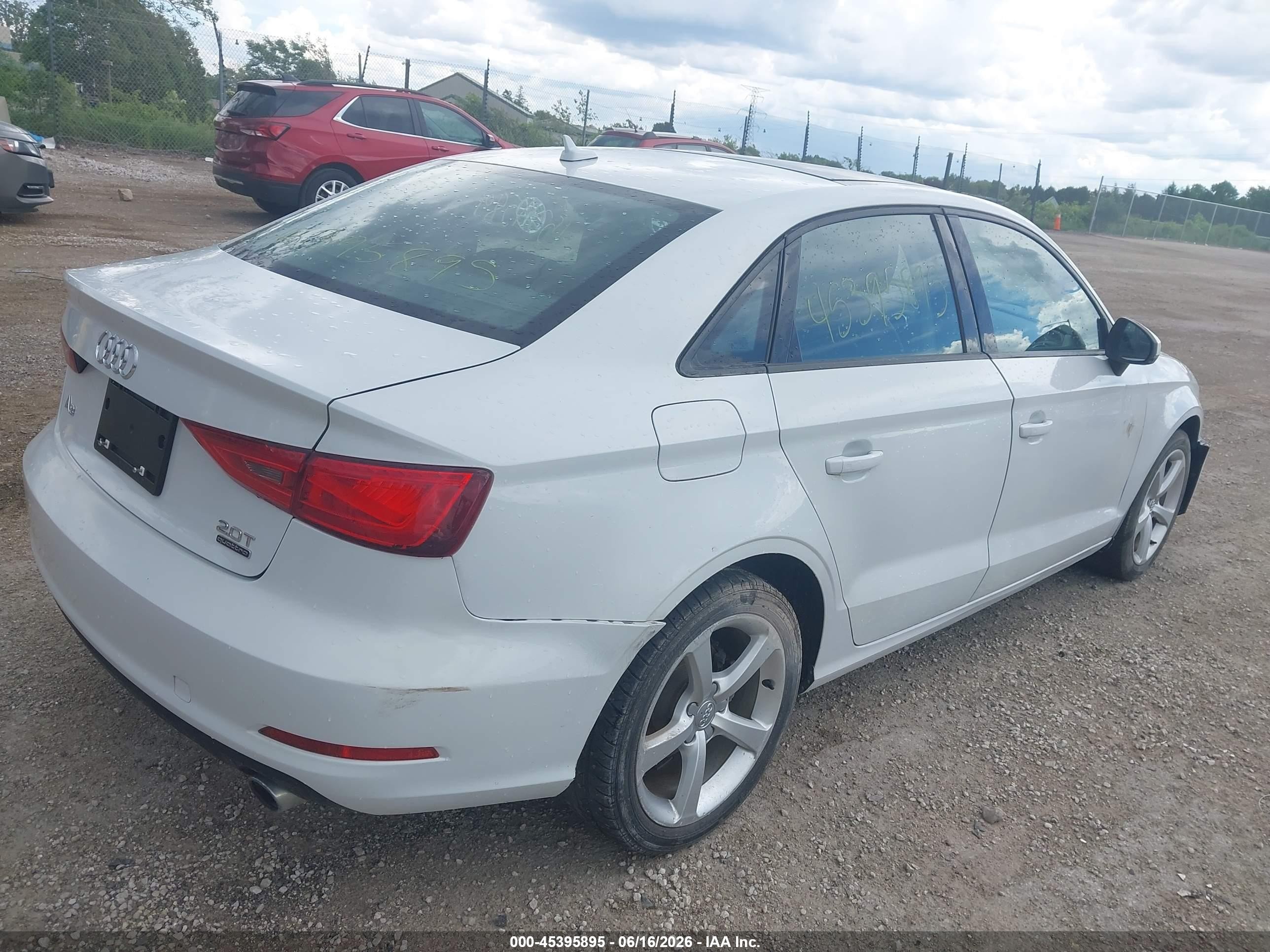 2015 Audi A3 2.0t Premium Белый vin: WAUBFGFF4F1129502