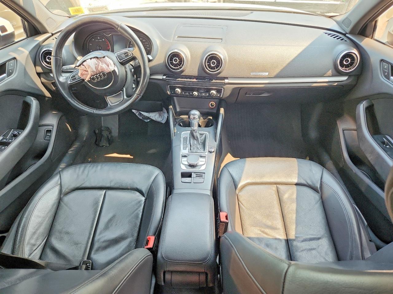2015 Audi A3 Premium Белый vin: WAUBFGFF5F1067964