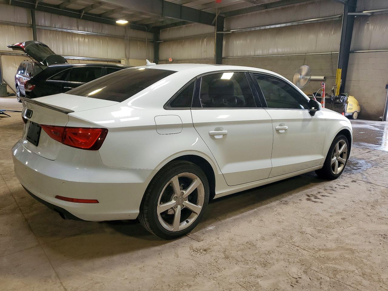 2015 Audi A3 Premium Белый vin: WAUBFGFF5F1067964